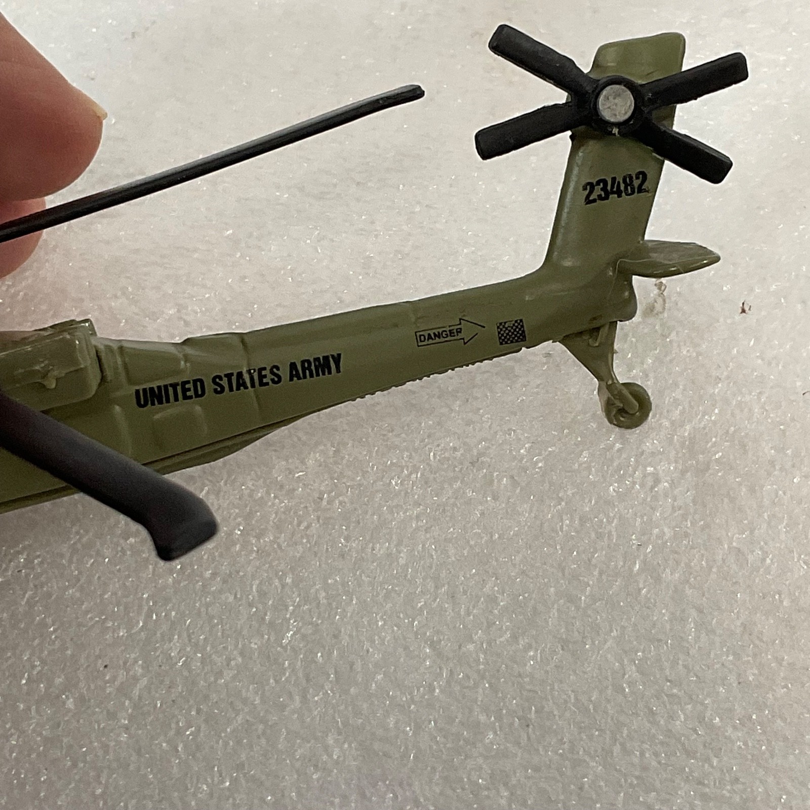 Maisto AH-64 Apache Helicopter Model 7in Military Green Toy Aircraft - Image 2
