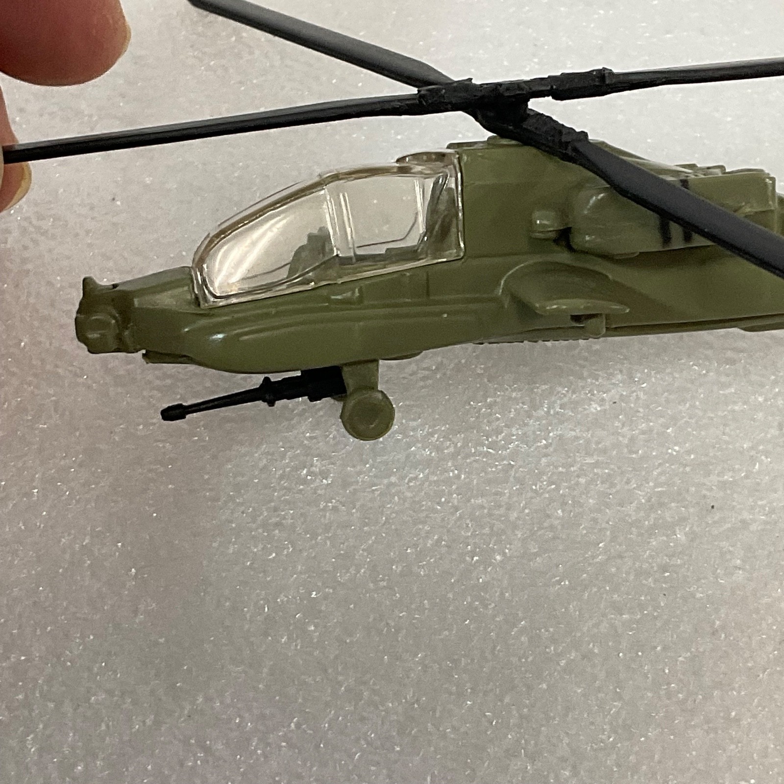 Maisto AH-64 Apache Helicopter Model 7in Military Green Toy Aircraft - Image 3