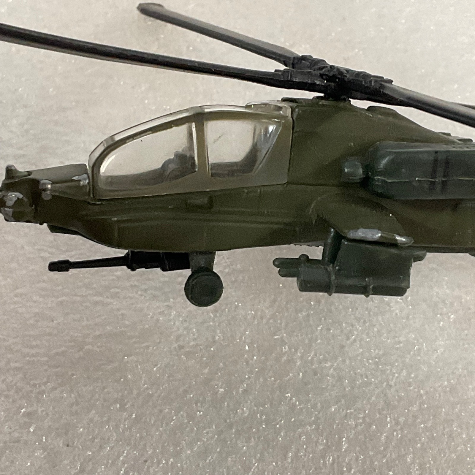 Maisto AH-64 Apache Helicopter Diecast Model 7in United States Army Green - Image 4