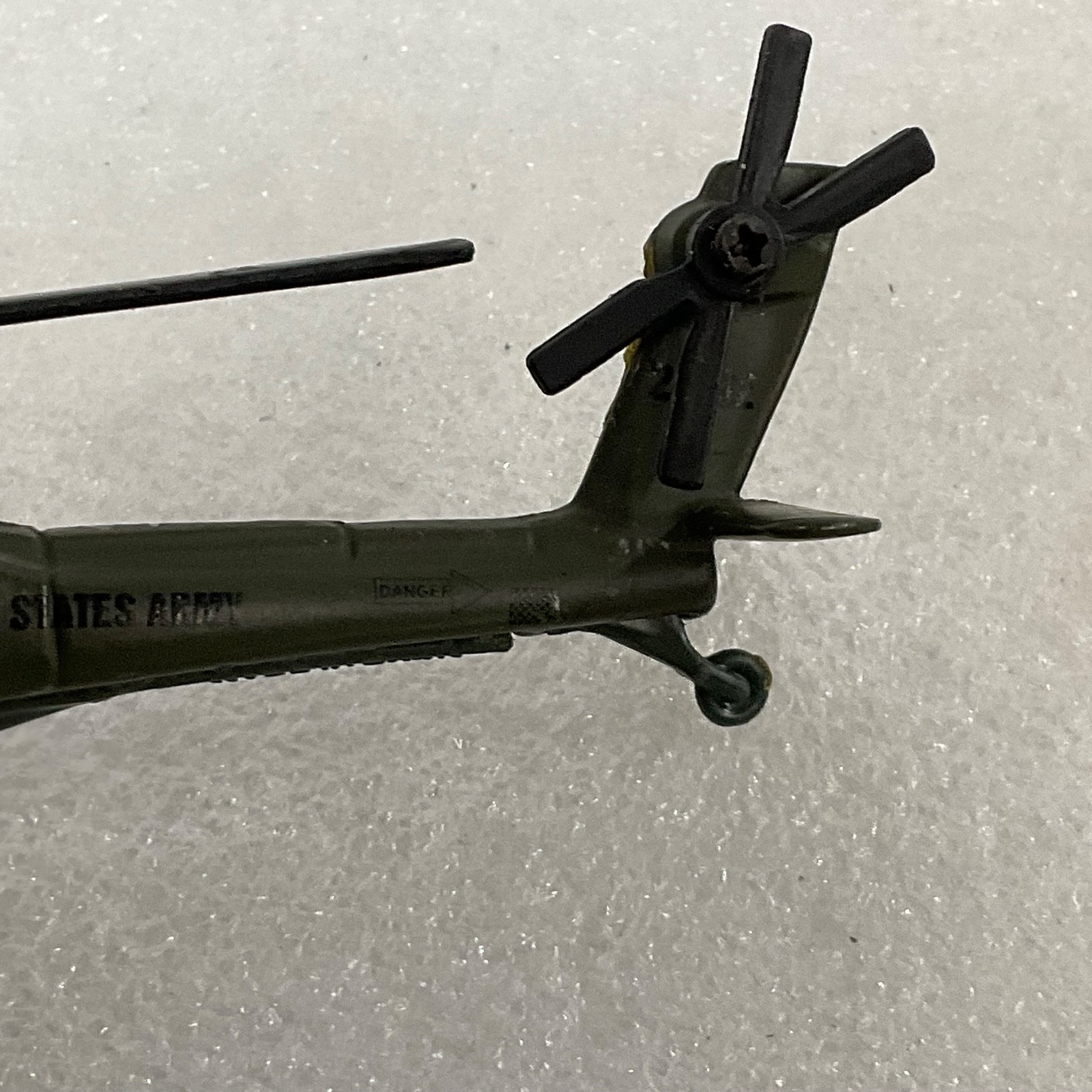 Maisto AH-64 Apache Helicopter Diecast Model 7in United States Army Green - Image 3