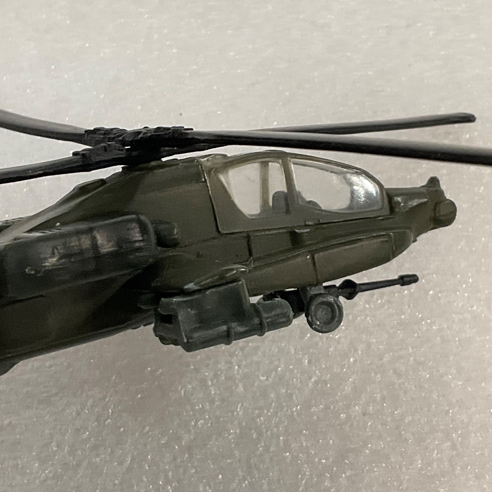 Maisto AH-64 Apache Helicopter Diecast Model 7in United States Army Green - Image 5