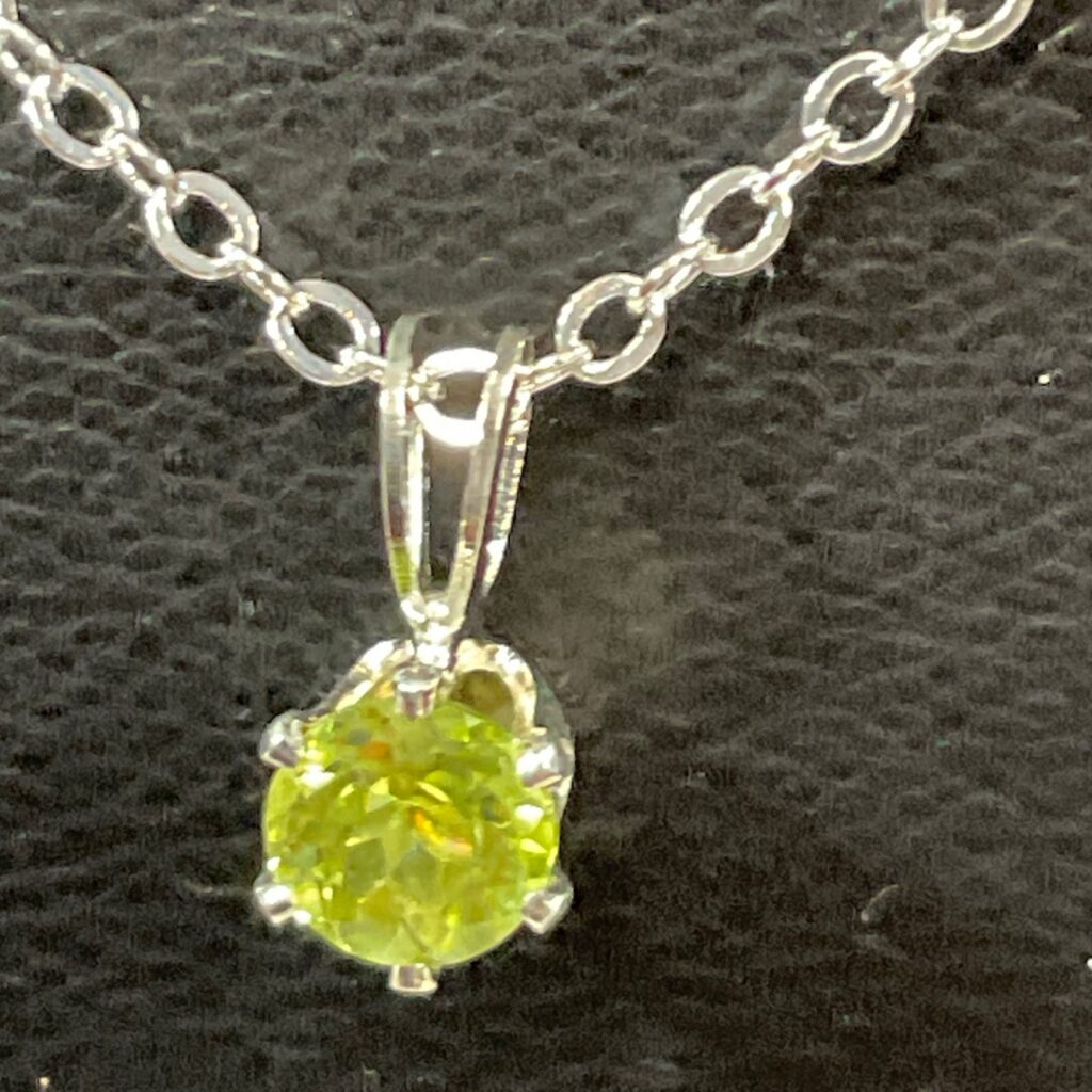18in Silver Tone Chain Necklace w Green Faceted Pendant Minimalist - Image 1