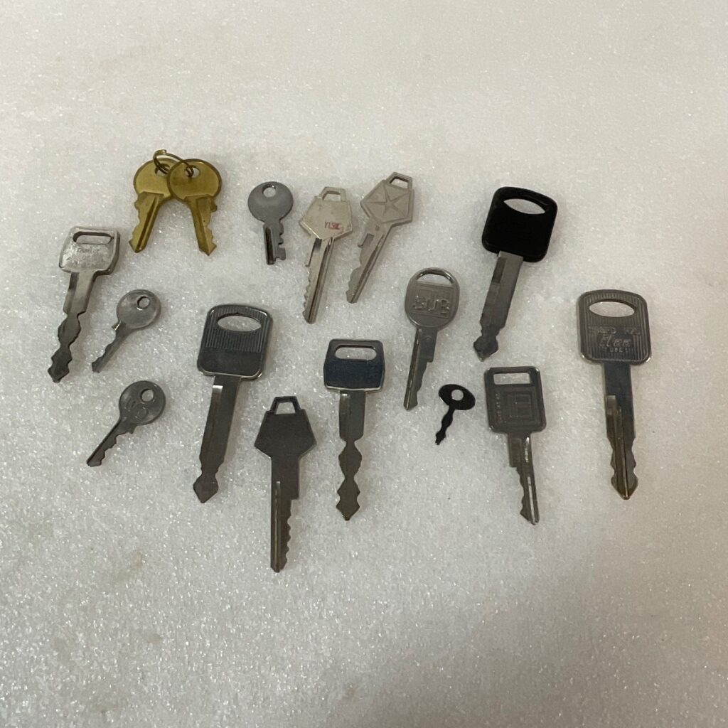 Vintage Mixed Key Lot 0.48oz Auto House Locker Keys Assorted Metal Sizes - Image 1