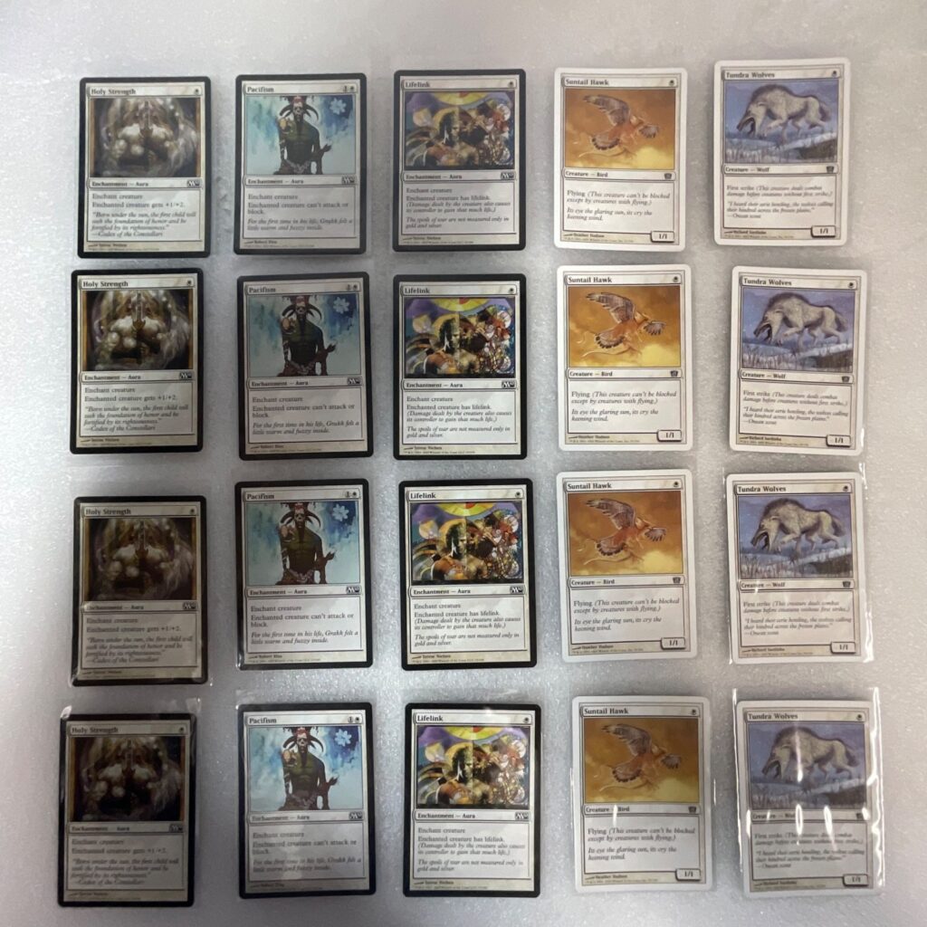 Magic the Gathering Lot of 20 White Core Set Pacifism Suntail Hawk - Image 1