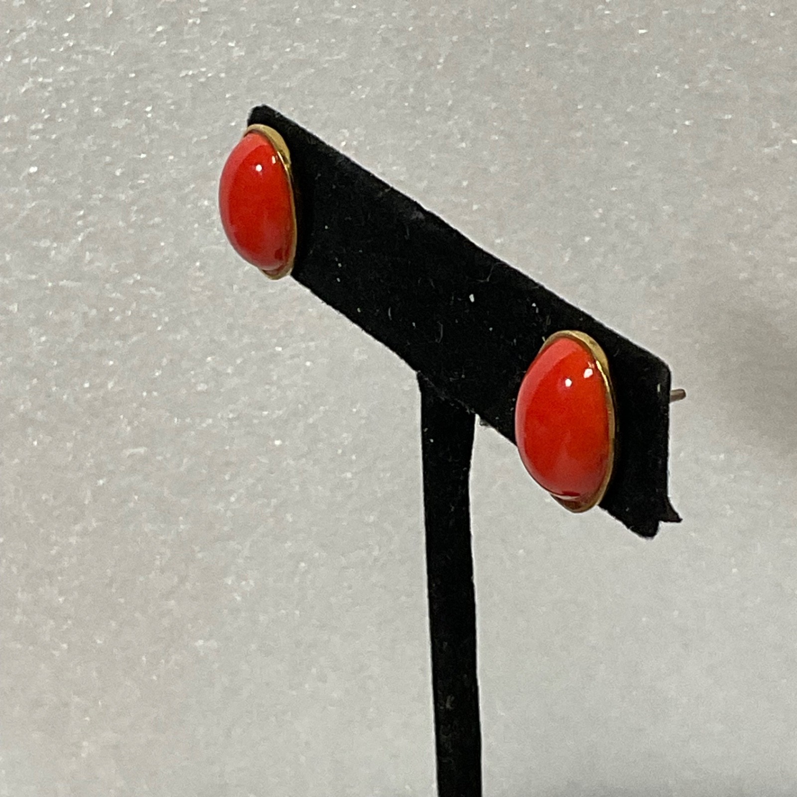 Vintage Gold Tone Oval Red Cabochon Post Earrings 3.66g Bold Retro Jewelry - Image 2