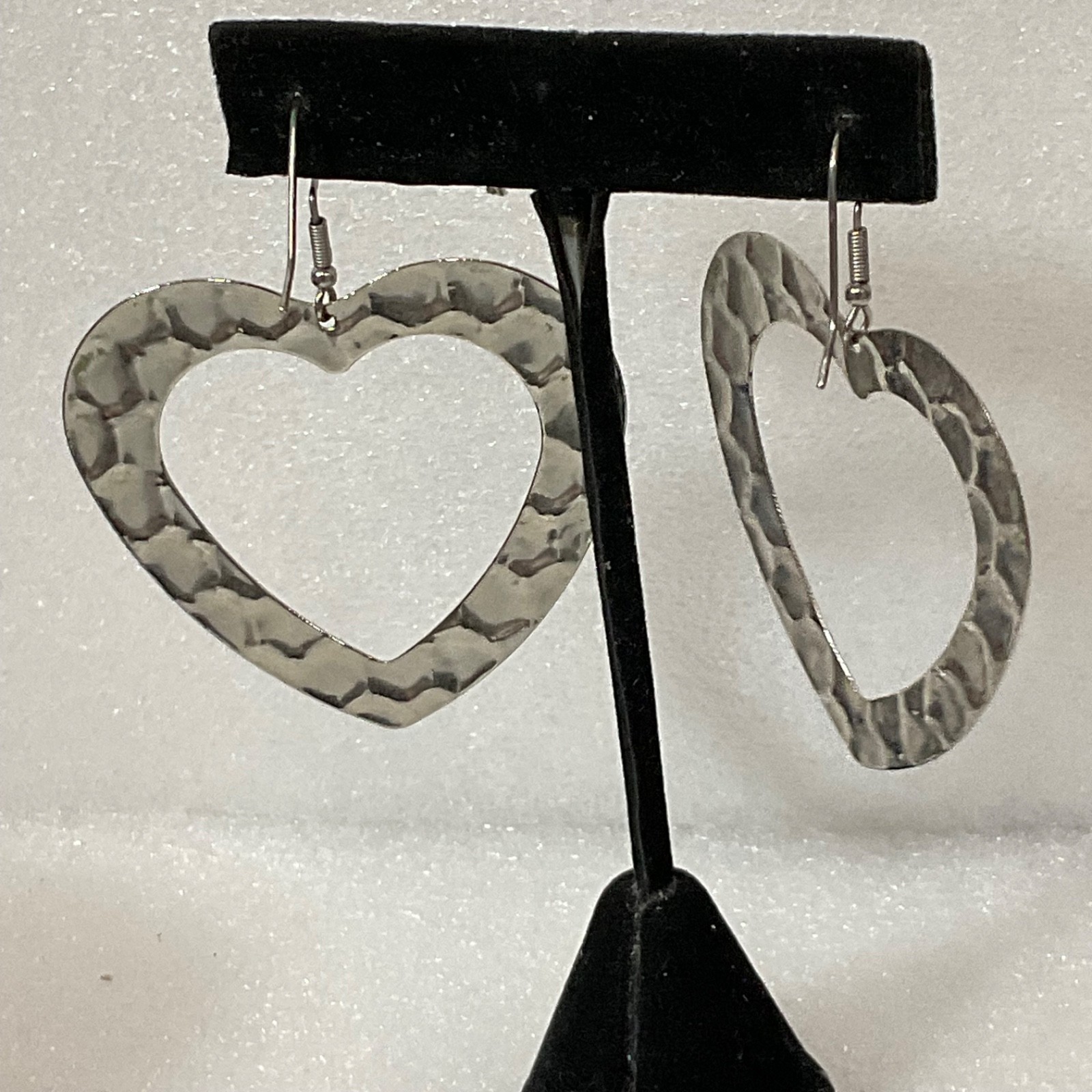 Vintage Silver Tone Heart Earrings 2in Hammered Dangle Drop Lightweight 7.5g - Image 4