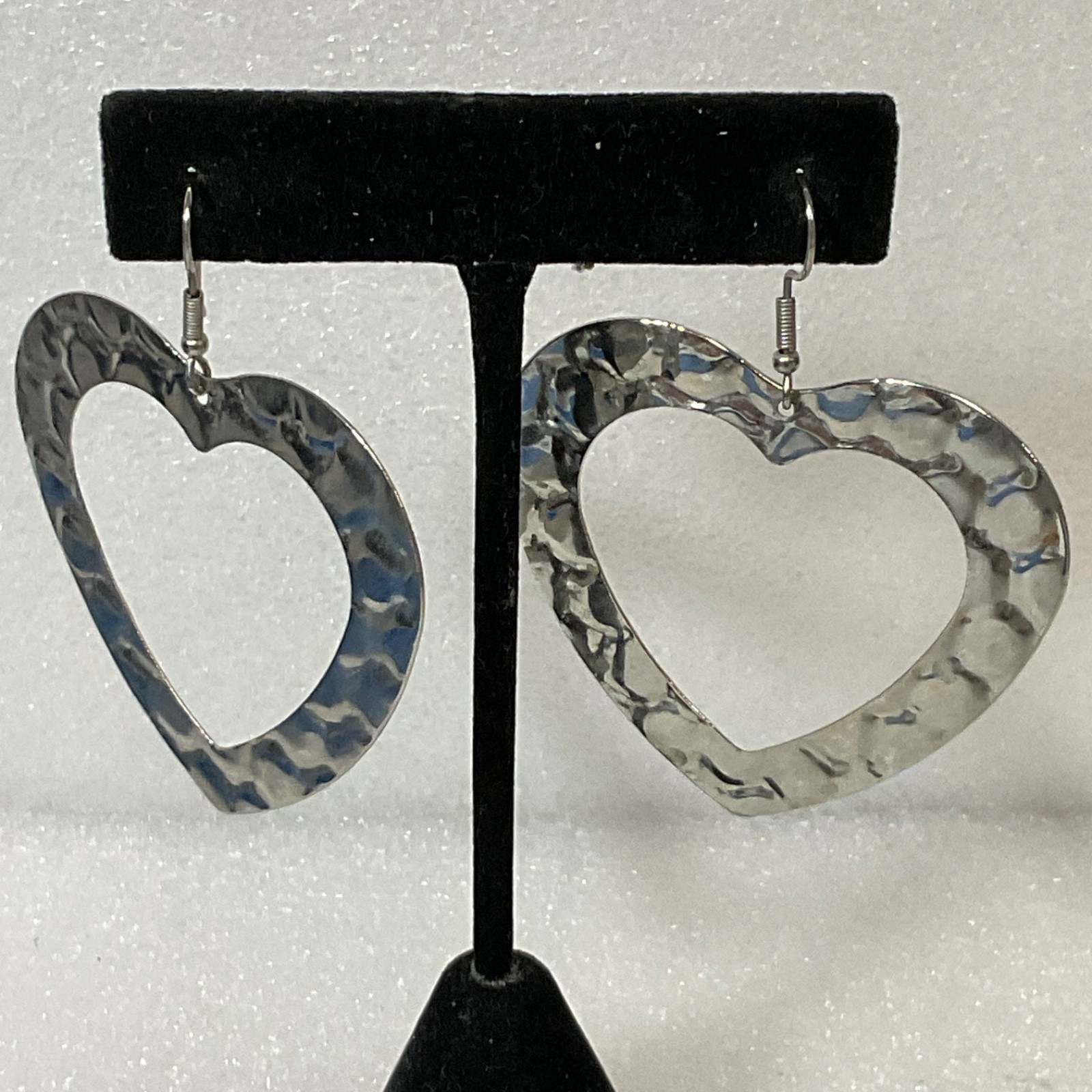 Vintage Silver Tone Heart Earrings 2in Hammered Dangle Drop Lightweight 7.5g - Image 1