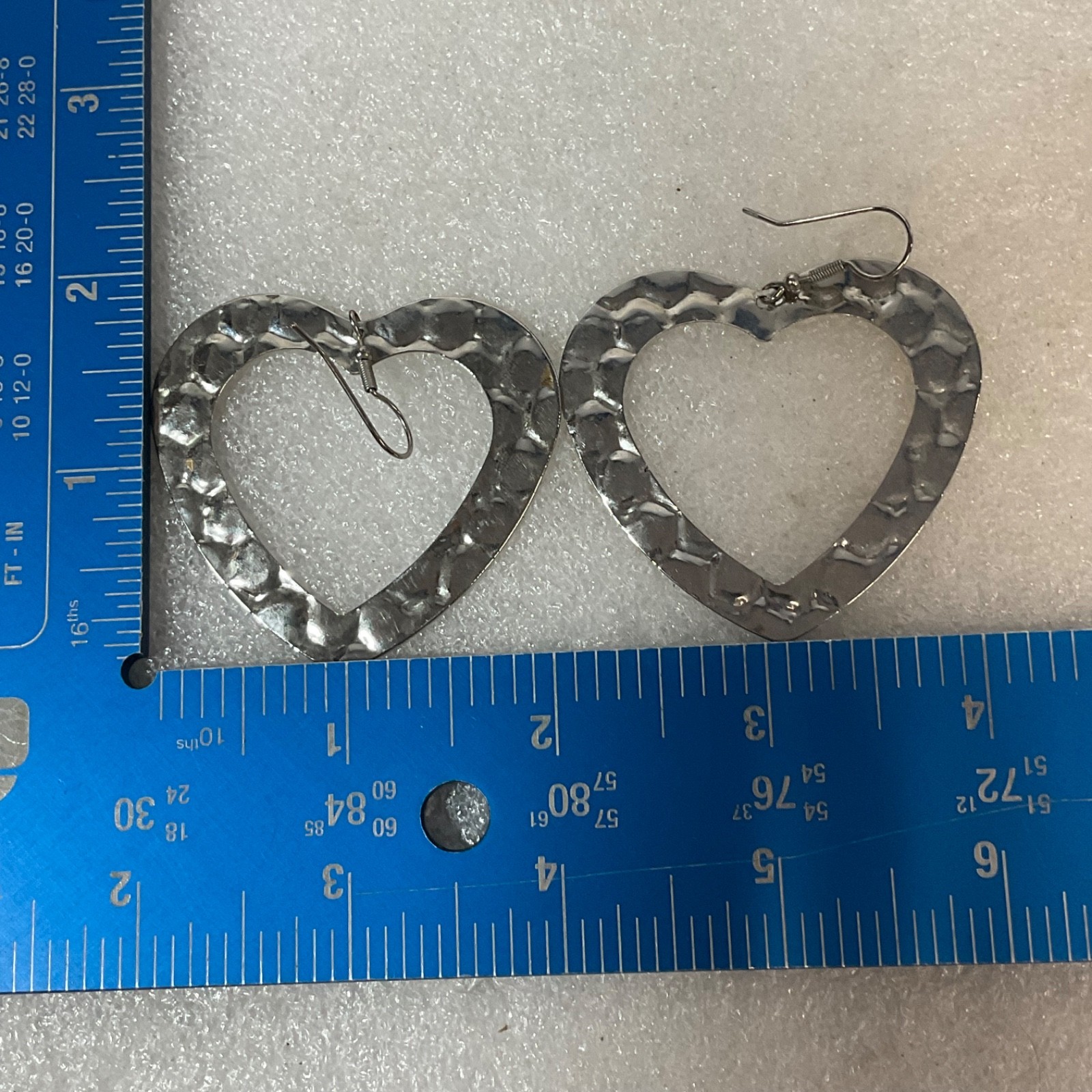 Vintage Silver Tone Heart Earrings 2in Hammered Dangle Drop Lightweight 7.5g - Image 7