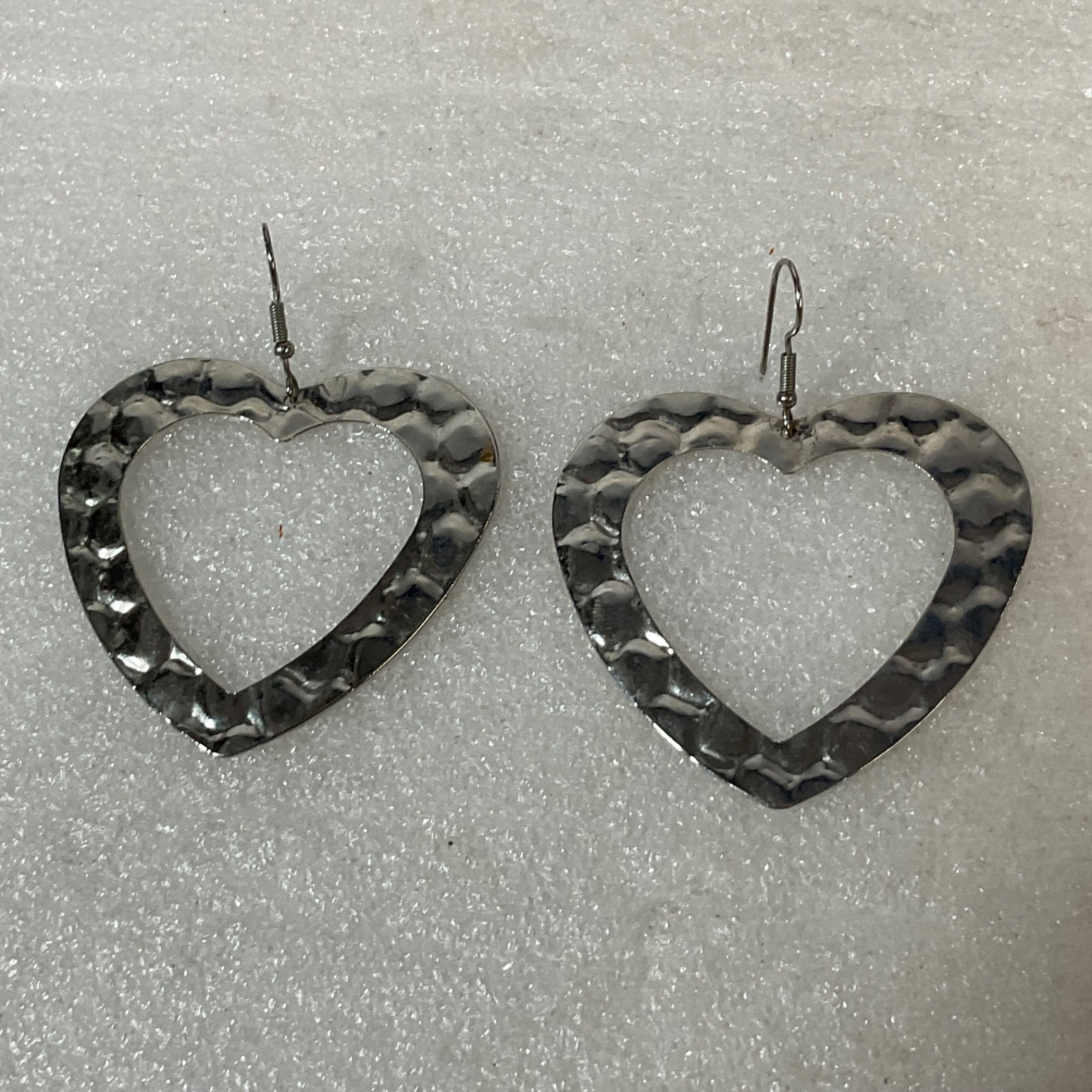 Vintage Silver Tone Heart Earrings 2in Hammered Dangle Drop Lightweight 7.5g - Image 8