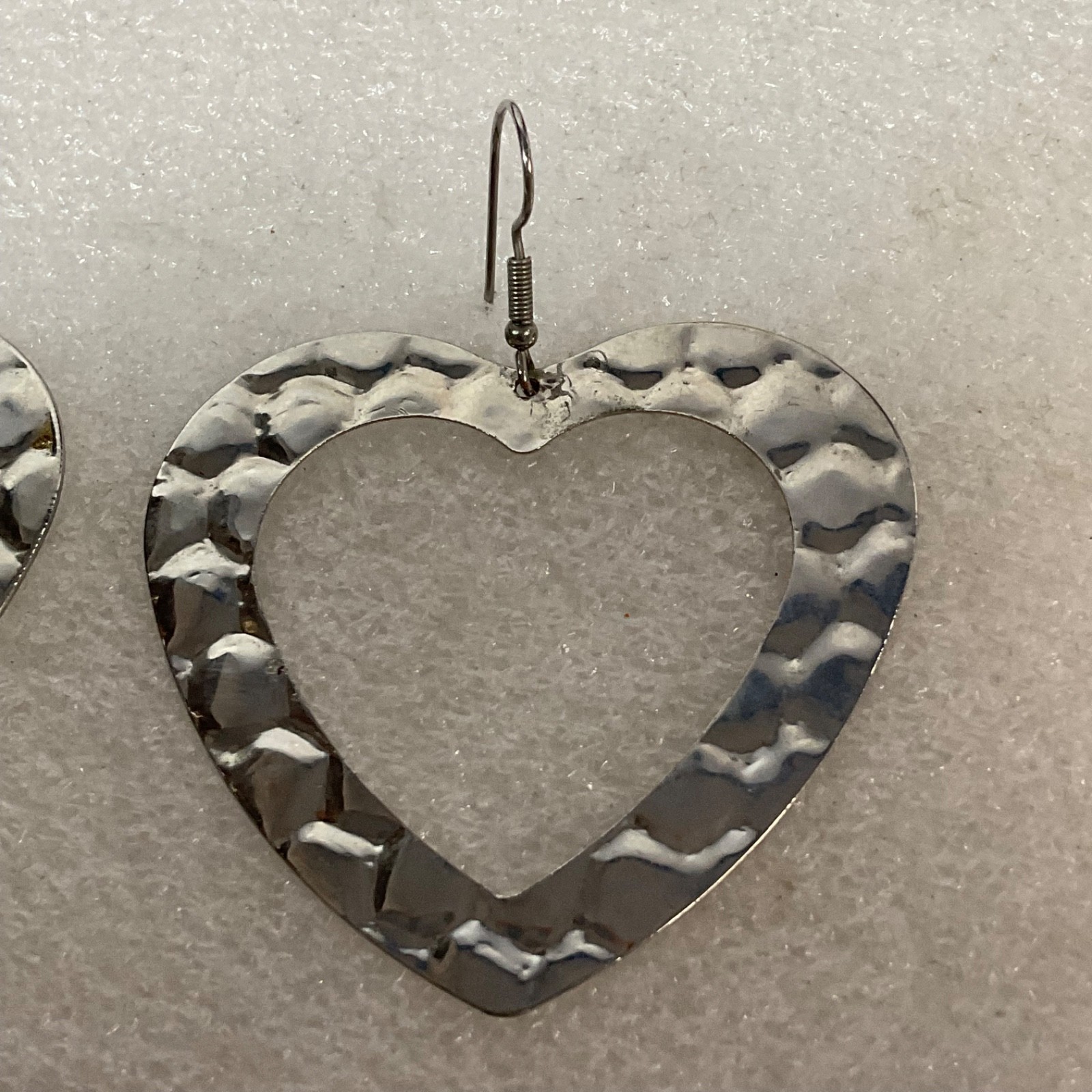 Vintage Silver Tone Heart Earrings 2in Hammered Dangle Drop Lightweight 7.5g - Image 10