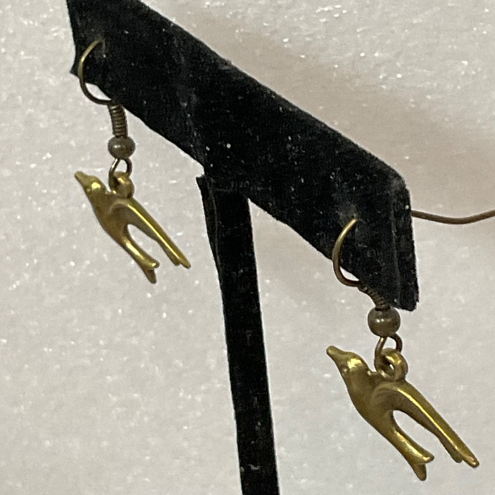 Vintage Gold Tone Bird Dangle Earrings 1in Lightweight Dove Design 1.68g - Image 4