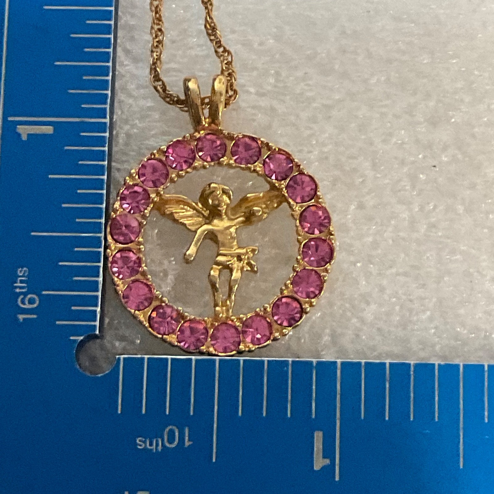 Vintage Gold Tone Angel Pendant Necklace Pink Rhinestone Circle 18in Chain 6.91g - Image 5