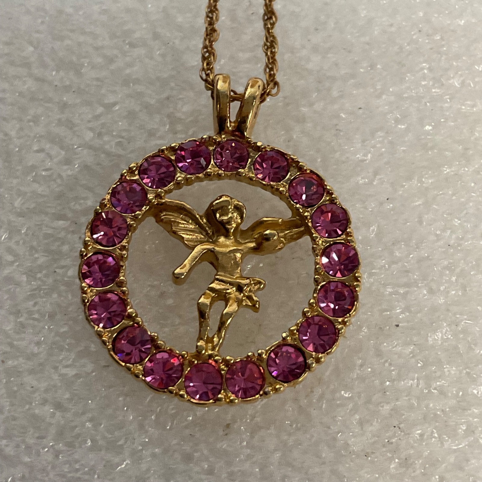 Vintage Gold Tone Angel Pendant Necklace Pink Rhinestone Circle 18in Chain 6.91g - Image 7