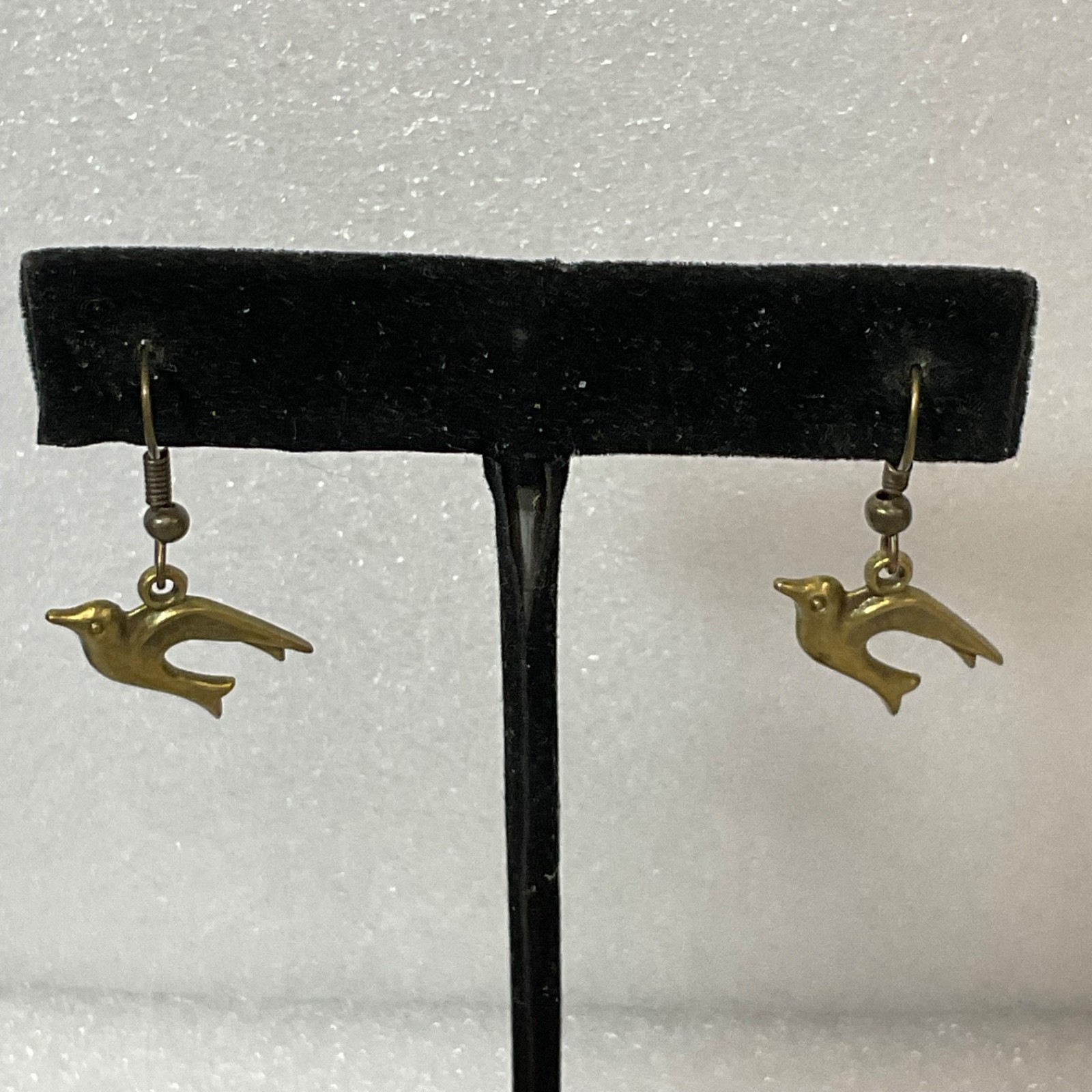 Vintage Gold Tone Bird Dangle Earrings 1in Lightweight Dove Design 1.68g - Image 1