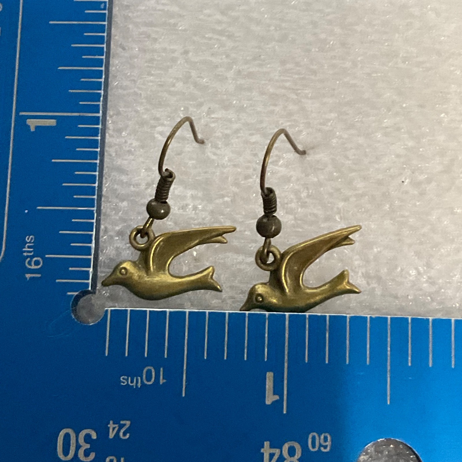 Vintage Gold Tone Bird Dangle Earrings 1in Lightweight Dove Design 1.68g - Image 13
