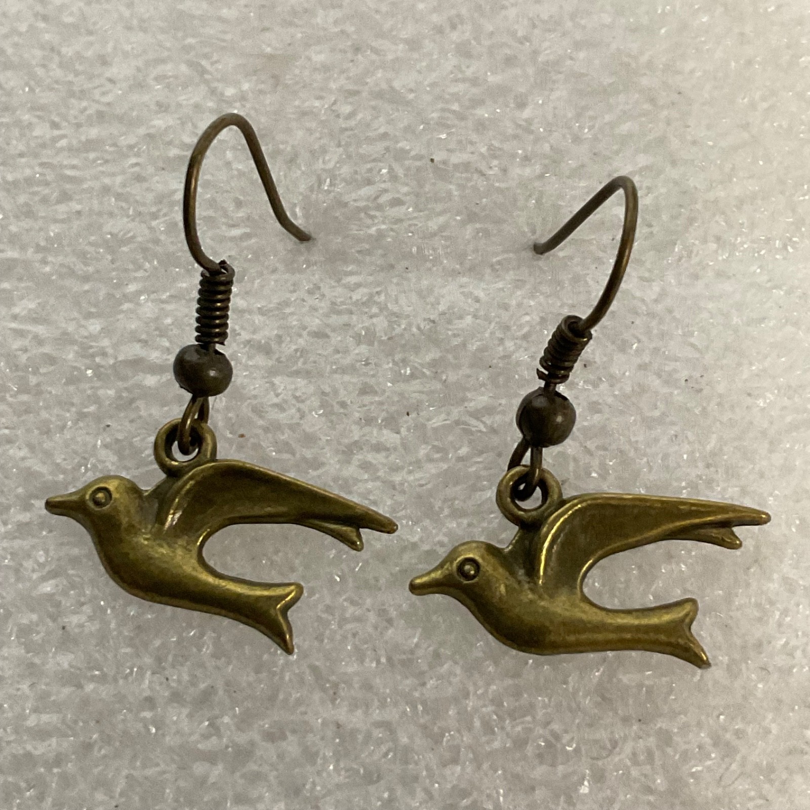 Vintage Gold Tone Bird Dangle Earrings 1in Lightweight Dove Design 1.68g - Image 11