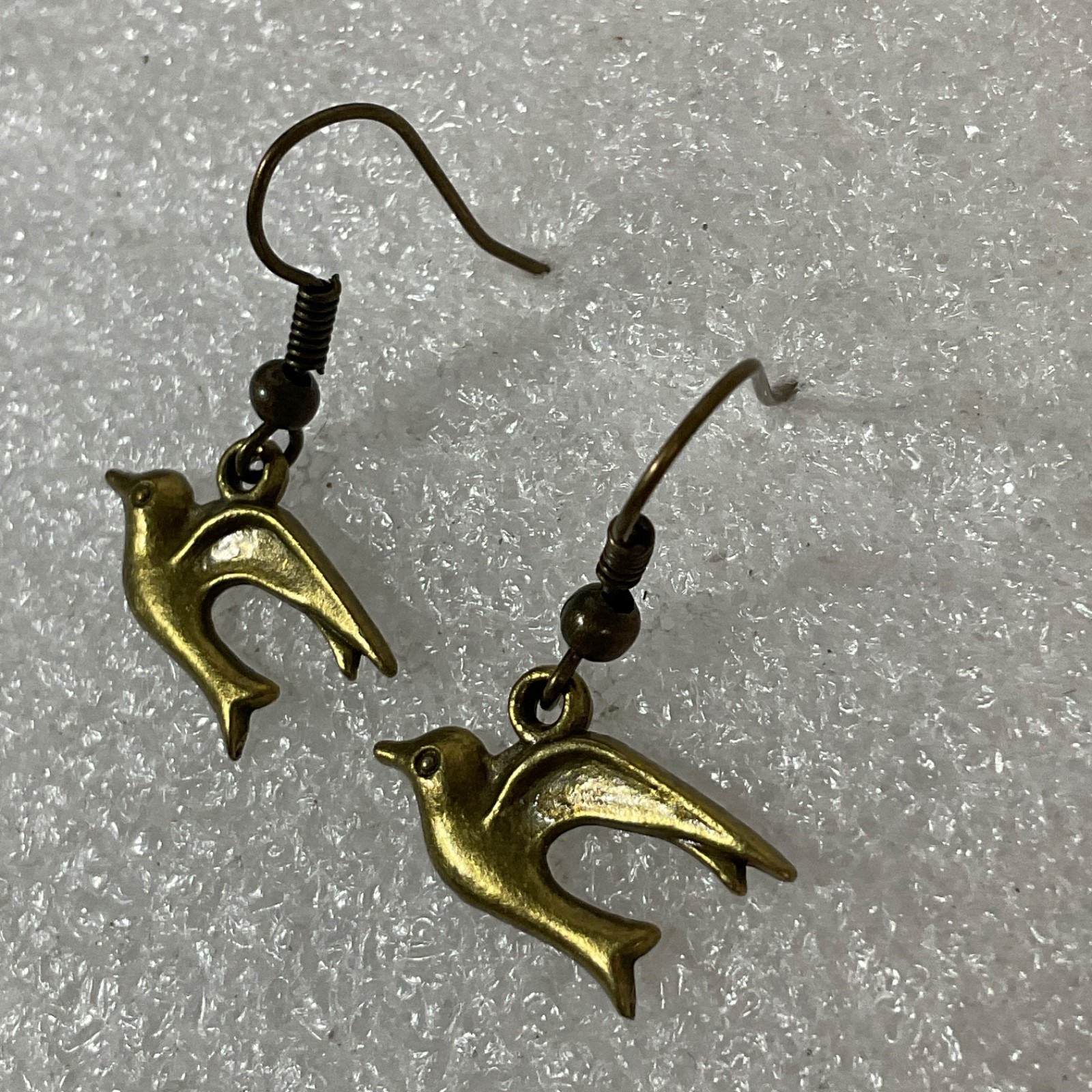 Vintage Gold Tone Bird Dangle Earrings 1in Lightweight Dove Design 1.68g - Image 12