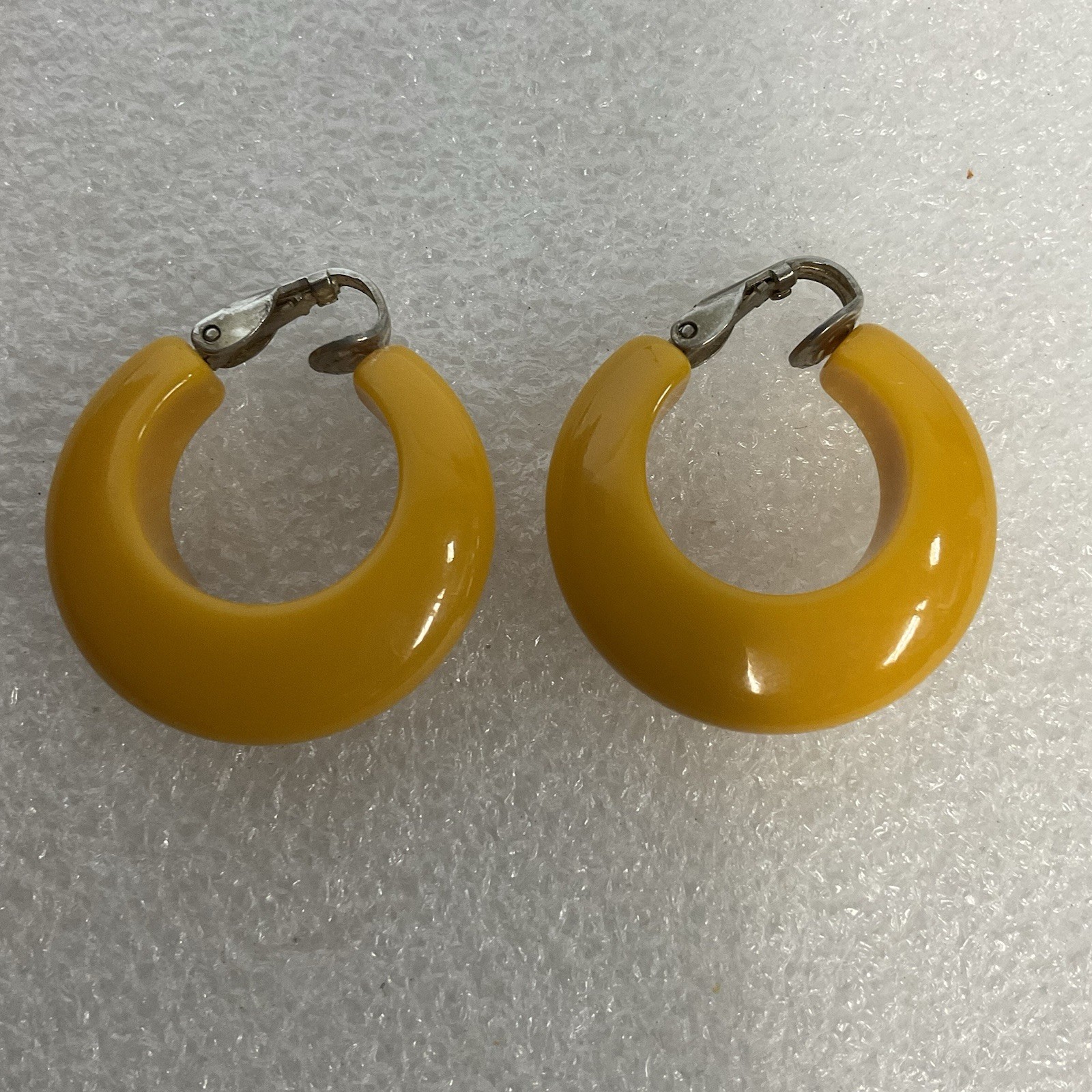 Vintage Yellow Bakelite Hoop Earrings Clip-On 1.25" Chunky Retro Style - Image 2