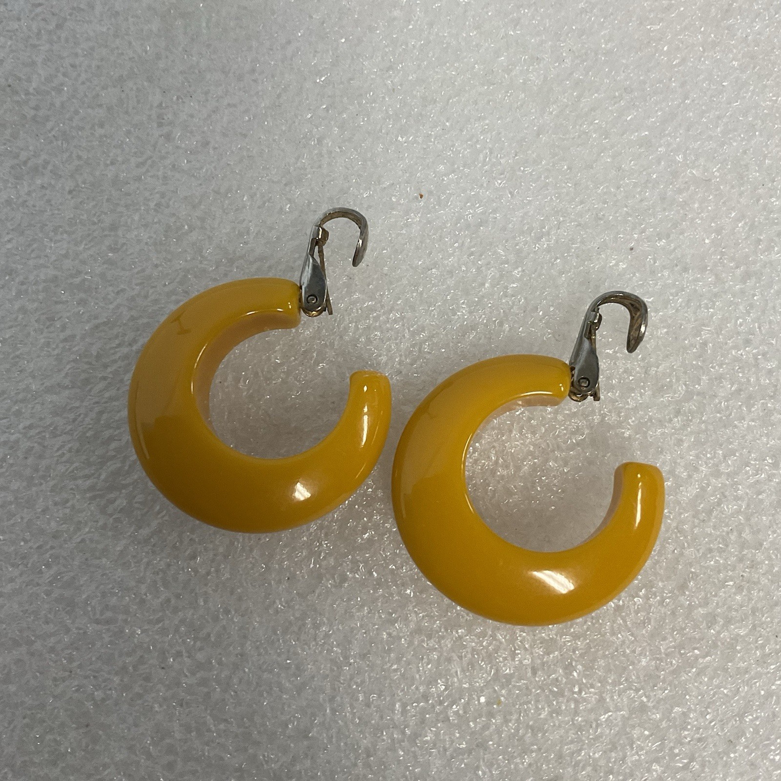 Vintage Yellow Bakelite Hoop Earrings Clip-On 1.25" Chunky Retro Style - Image 3
