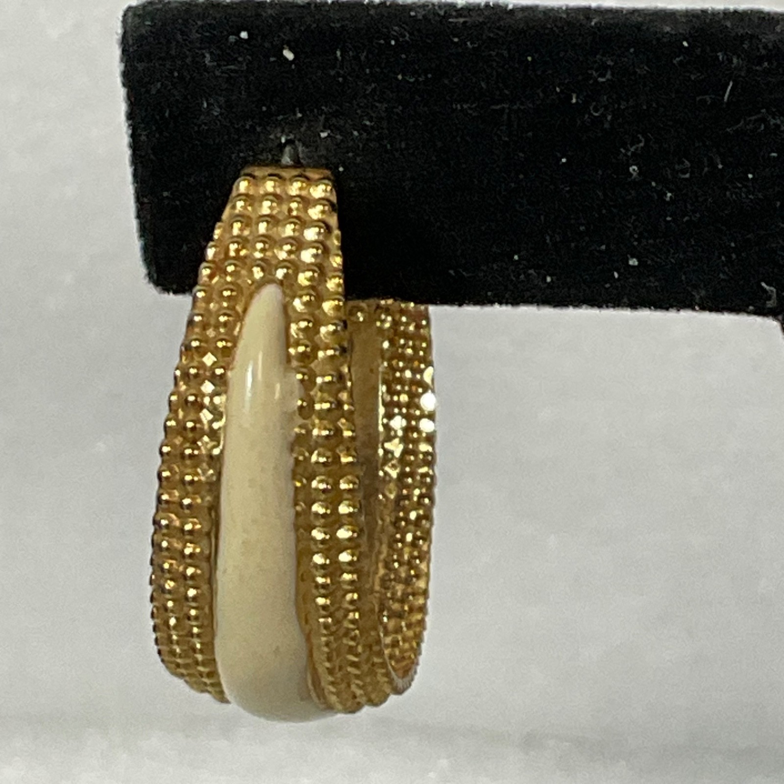 Vintage Gold Tone Hoop Earrings 1.25in Beaded Edge Cream Enamel 4.74g - Image 2