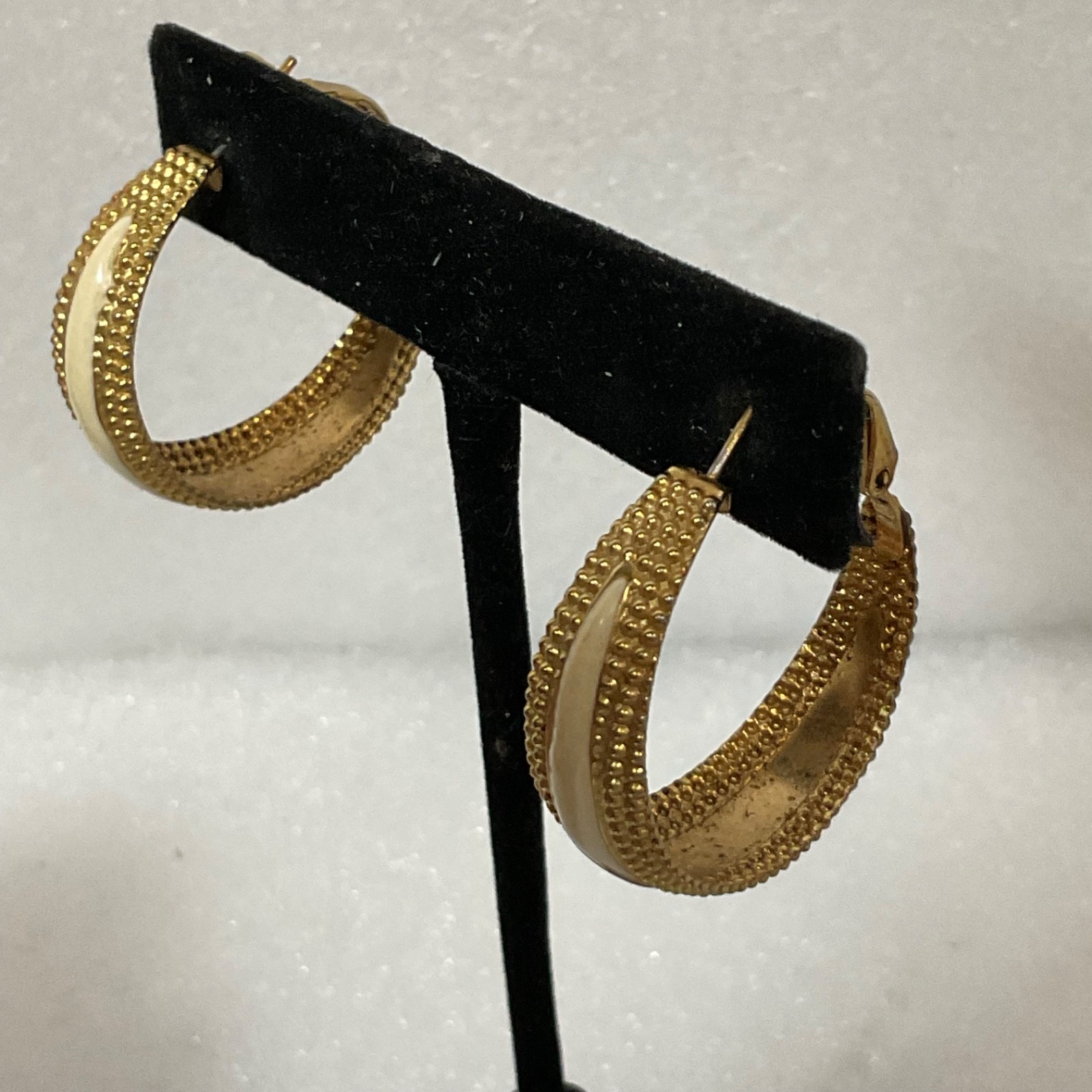 Vintage Gold Tone Hoop Earrings 1.25in Beaded Edge Cream Enamel 4.74g - Image 4