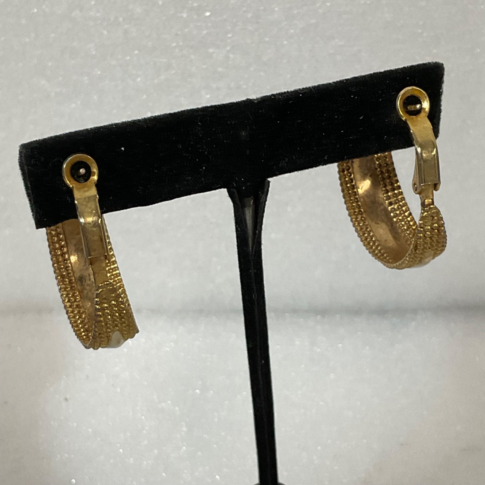 Vintage Gold Tone Hoop Earrings 1.25in Beaded Edge Cream Enamel 4.74g - Image 6