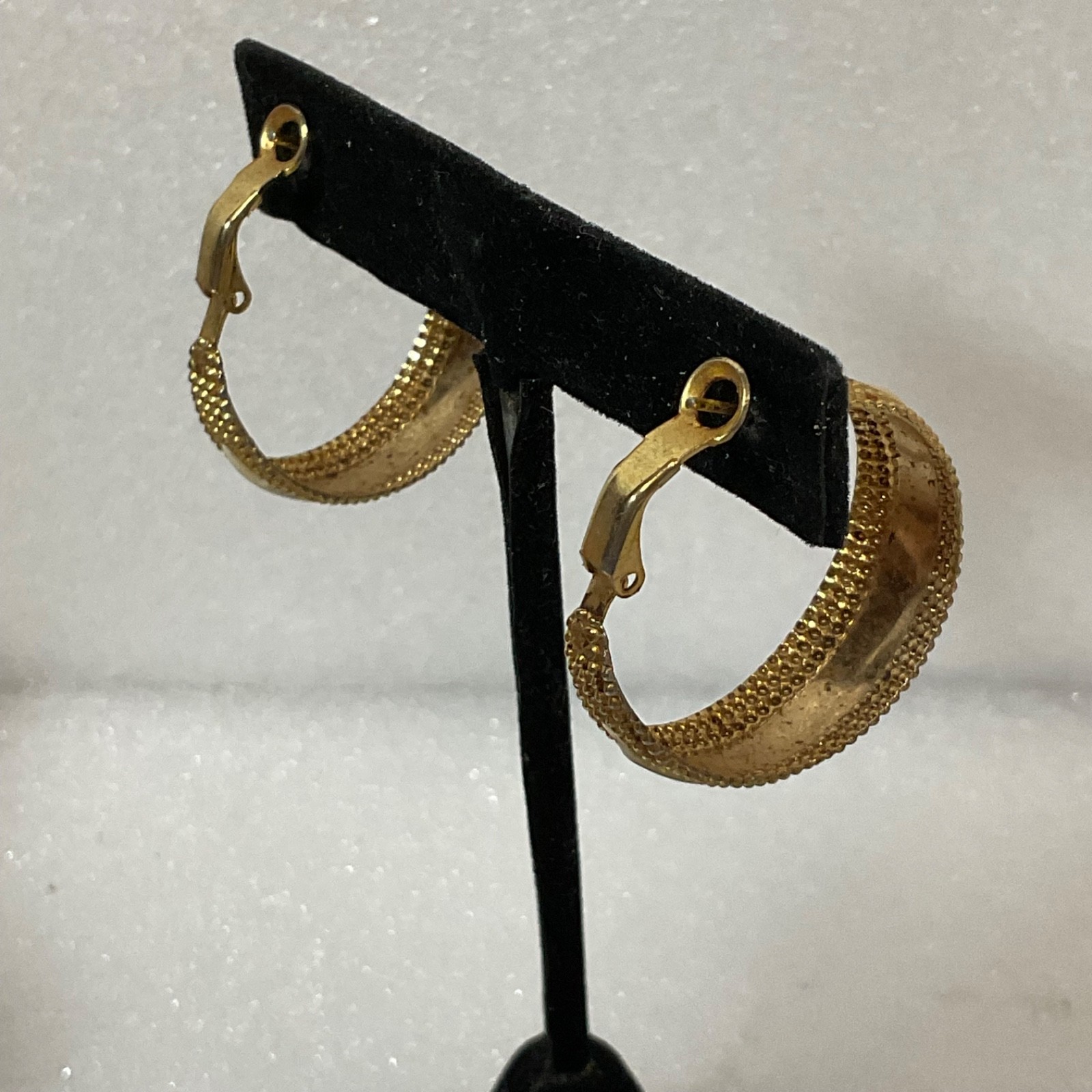 Vintage Gold Tone Hoop Earrings 1.25in Beaded Edge Cream Enamel 4.74g - Image 8