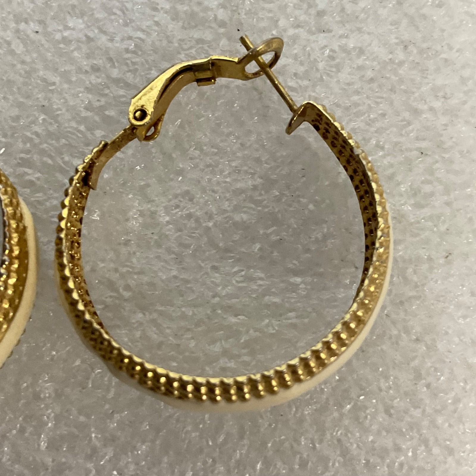 Vintage Gold Tone Hoop Earrings 1.25in Beaded Edge Cream Enamel 4.74g - Image 12