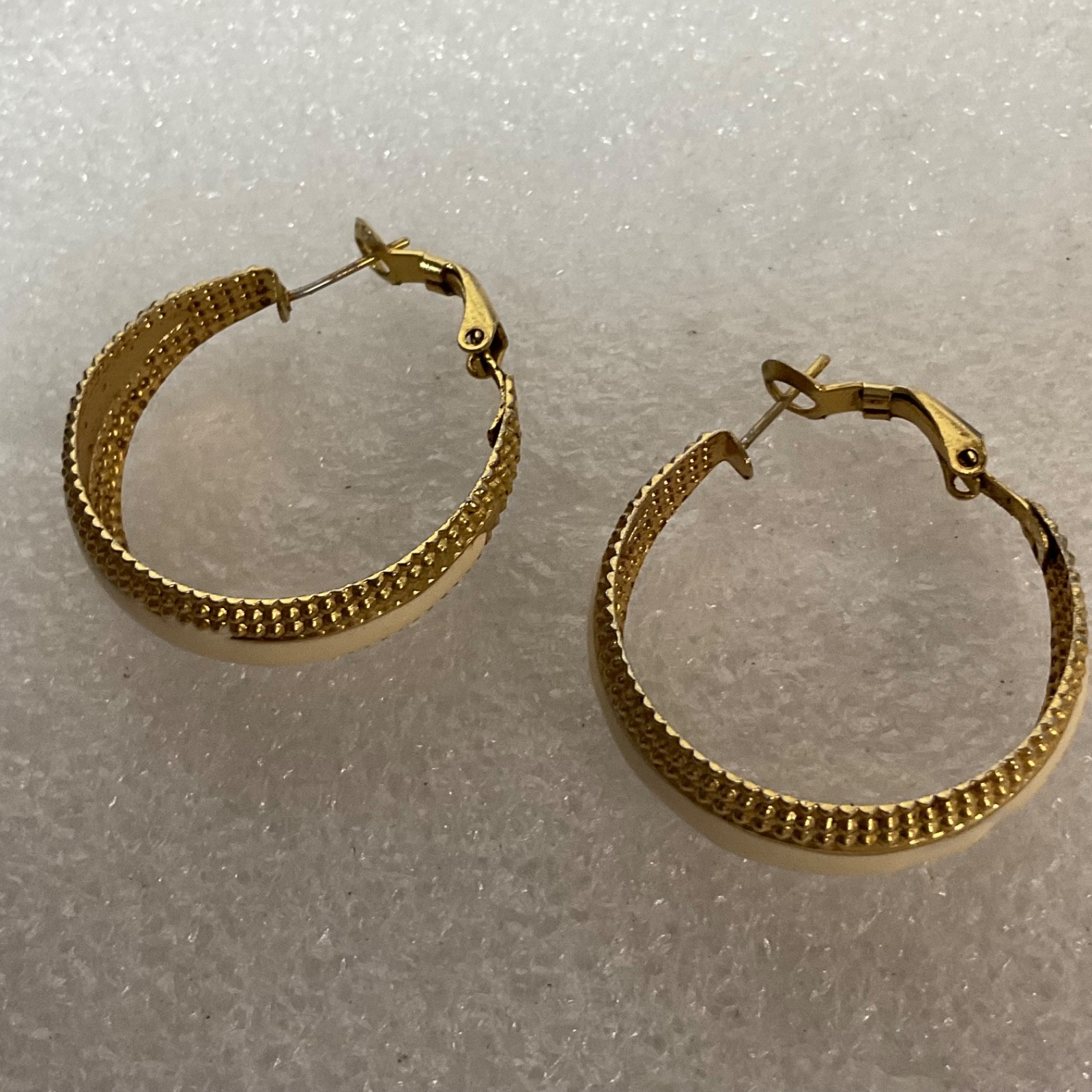 Vintage Gold Tone Hoop Earrings 1.25in Beaded Edge Cream Enamel 4.74g - Image 13