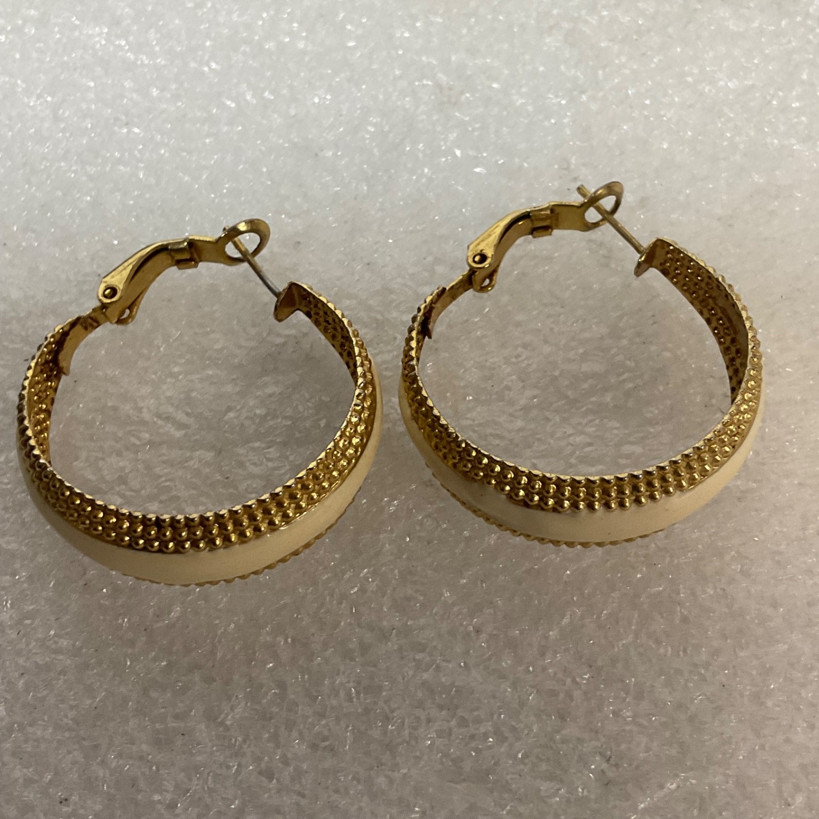 Vintage Gold Tone Hoop Earrings 1.25in Beaded Edge Cream Enamel 4.74g - Image 10