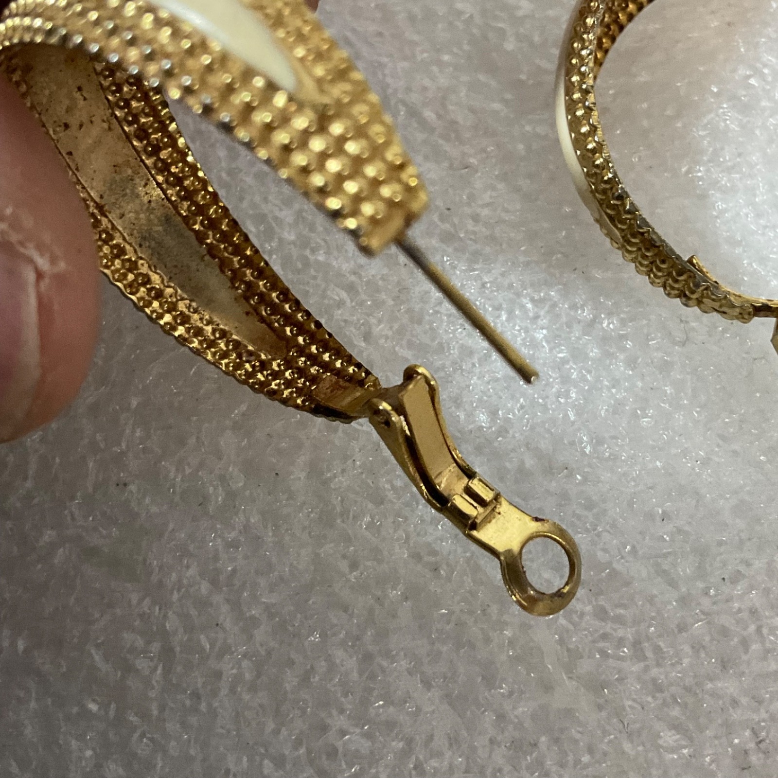 Vintage Gold Tone Hoop Earrings 1.25in Beaded Edge Cream Enamel 4.74g - Image 15