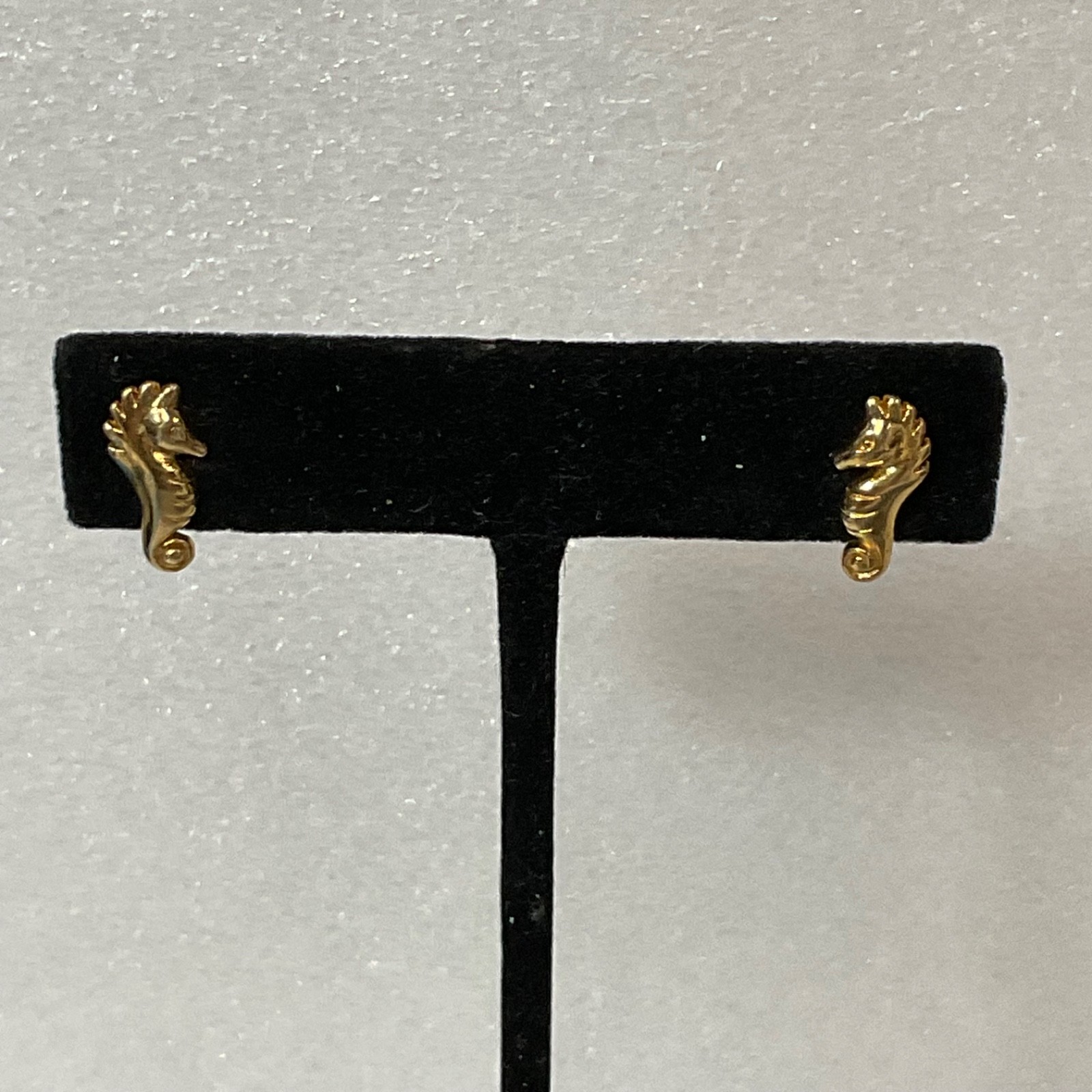 Vintage Gold Tone Seahorse Earrings 0.6in Stud Pierced Nautical Jewelry 1.4g - Image 2