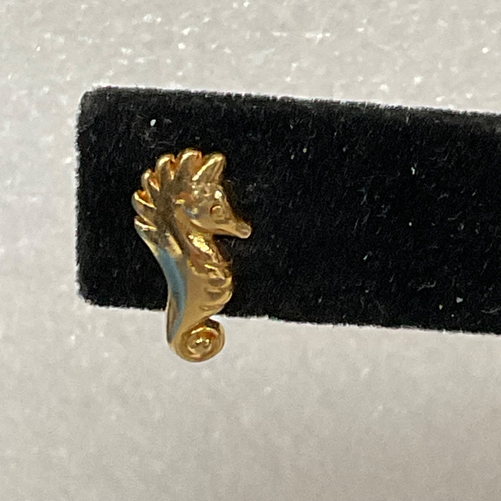 Vintage Gold Tone Seahorse Earrings 0.6in Stud Pierced Nautical Jewelry 1.4g - Image 4