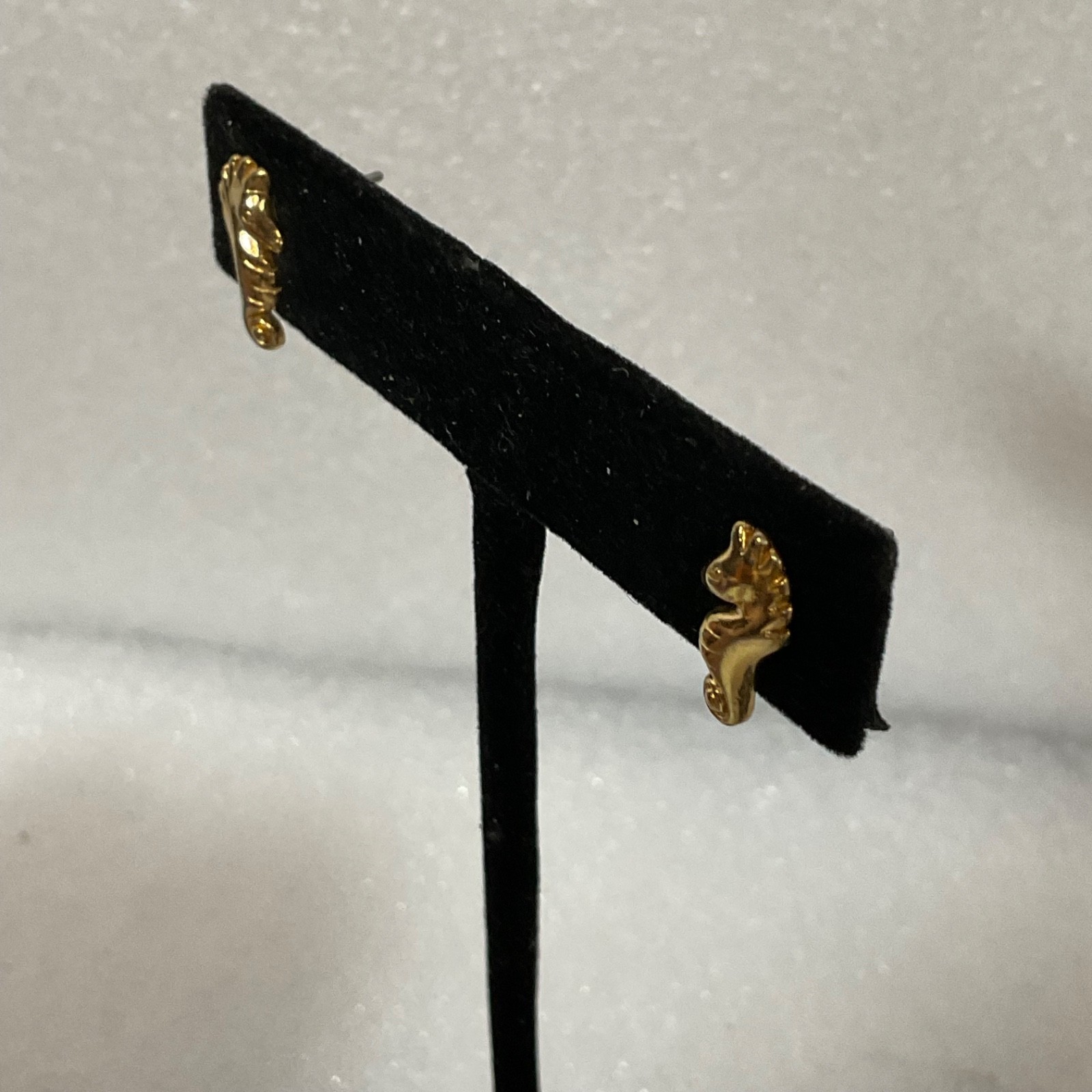 Vintage Gold Tone Seahorse Earrings 0.6in Stud Pierced Nautical Jewelry 1.4g - Image 7