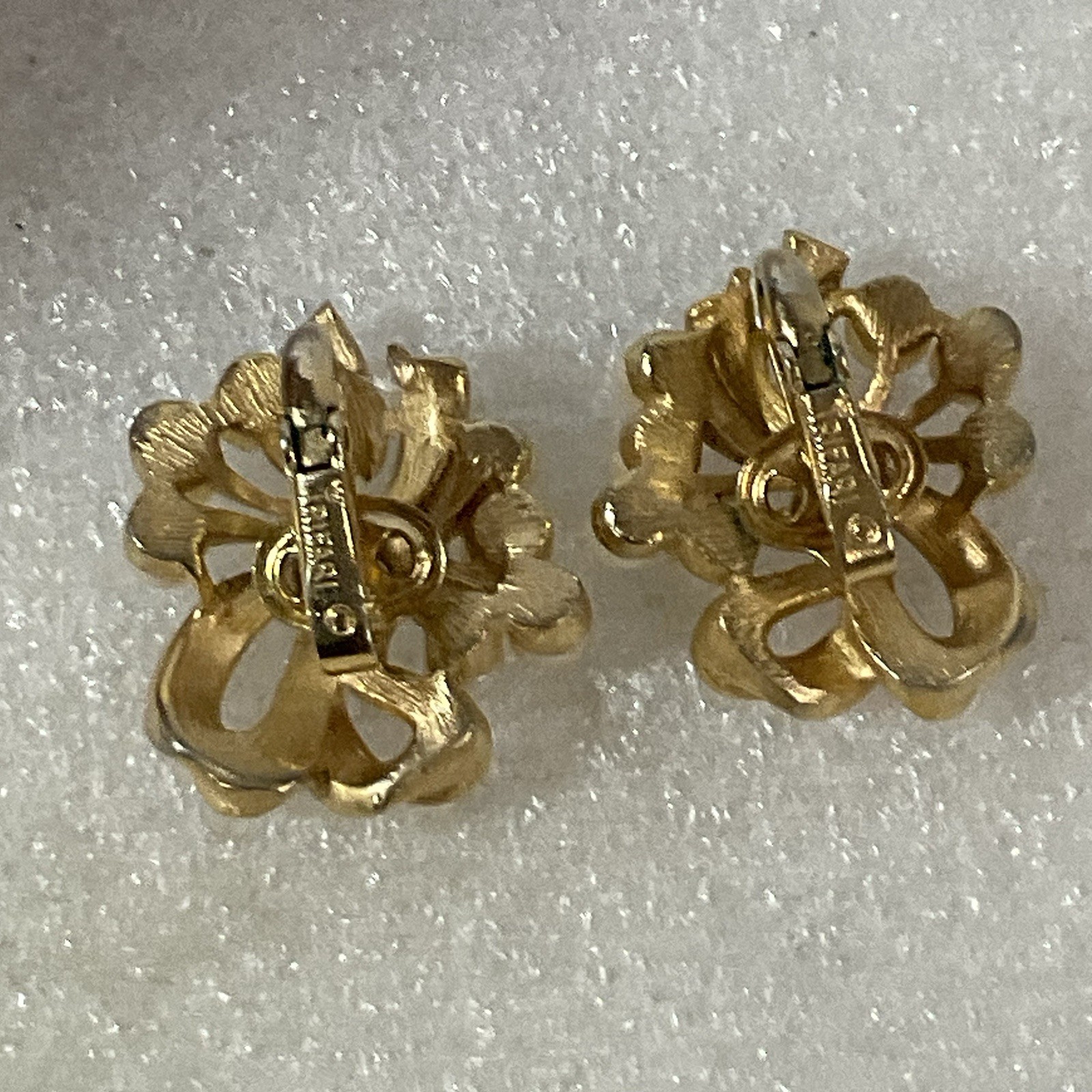 Vintage Trifari Faux Pearl Gold Bow Clip-On Earrings Signed Elegant Design - Image 4