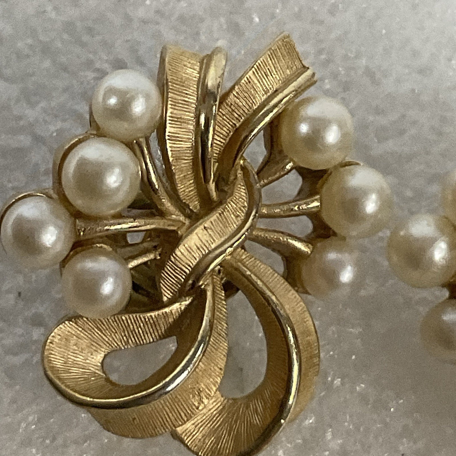 Vintage Trifari Faux Pearl Gold Bow Clip-On Earrings Signed Elegant Design - Image 2