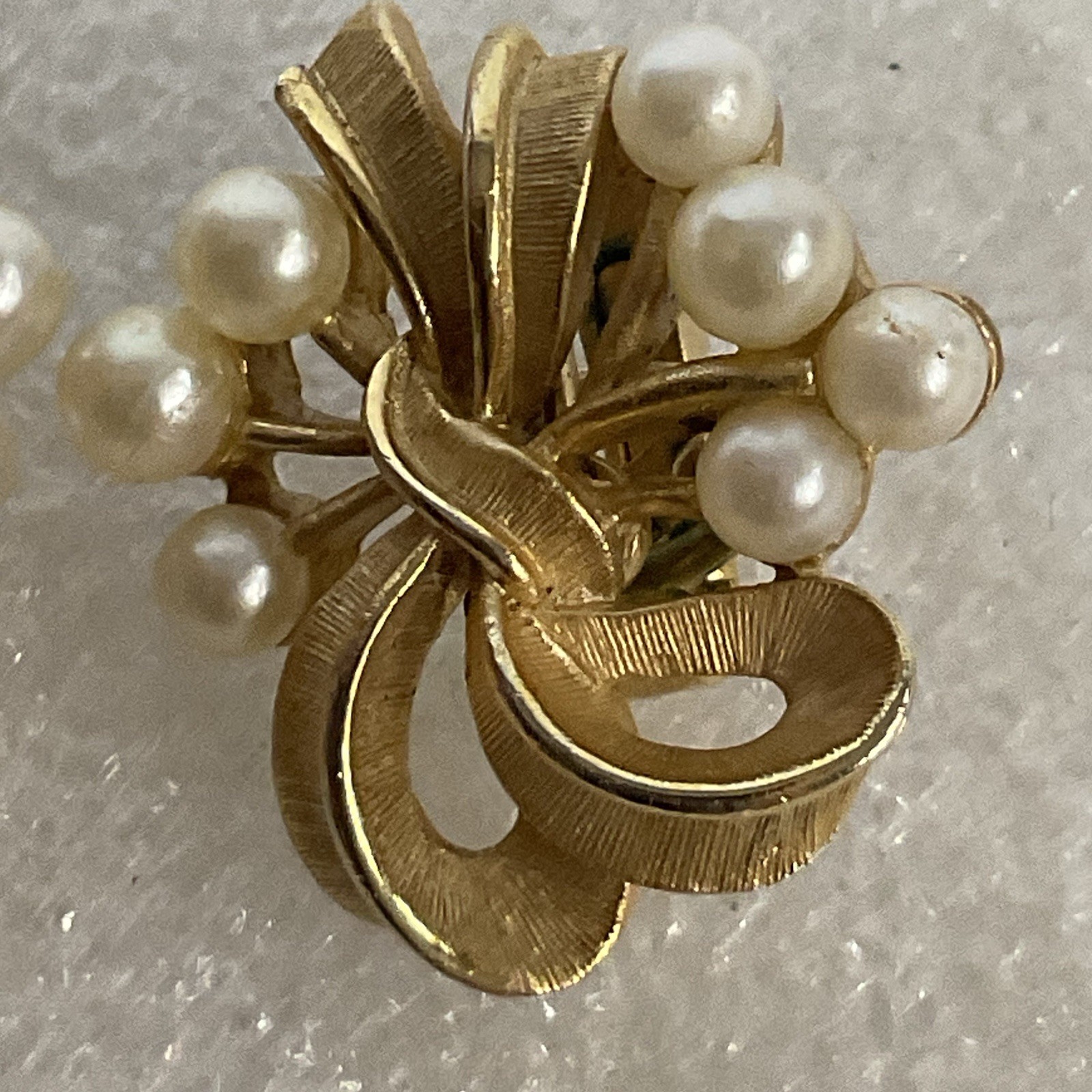 Vintage Trifari Faux Pearl Gold Bow Clip-On Earrings Signed Elegant Design - Image 3