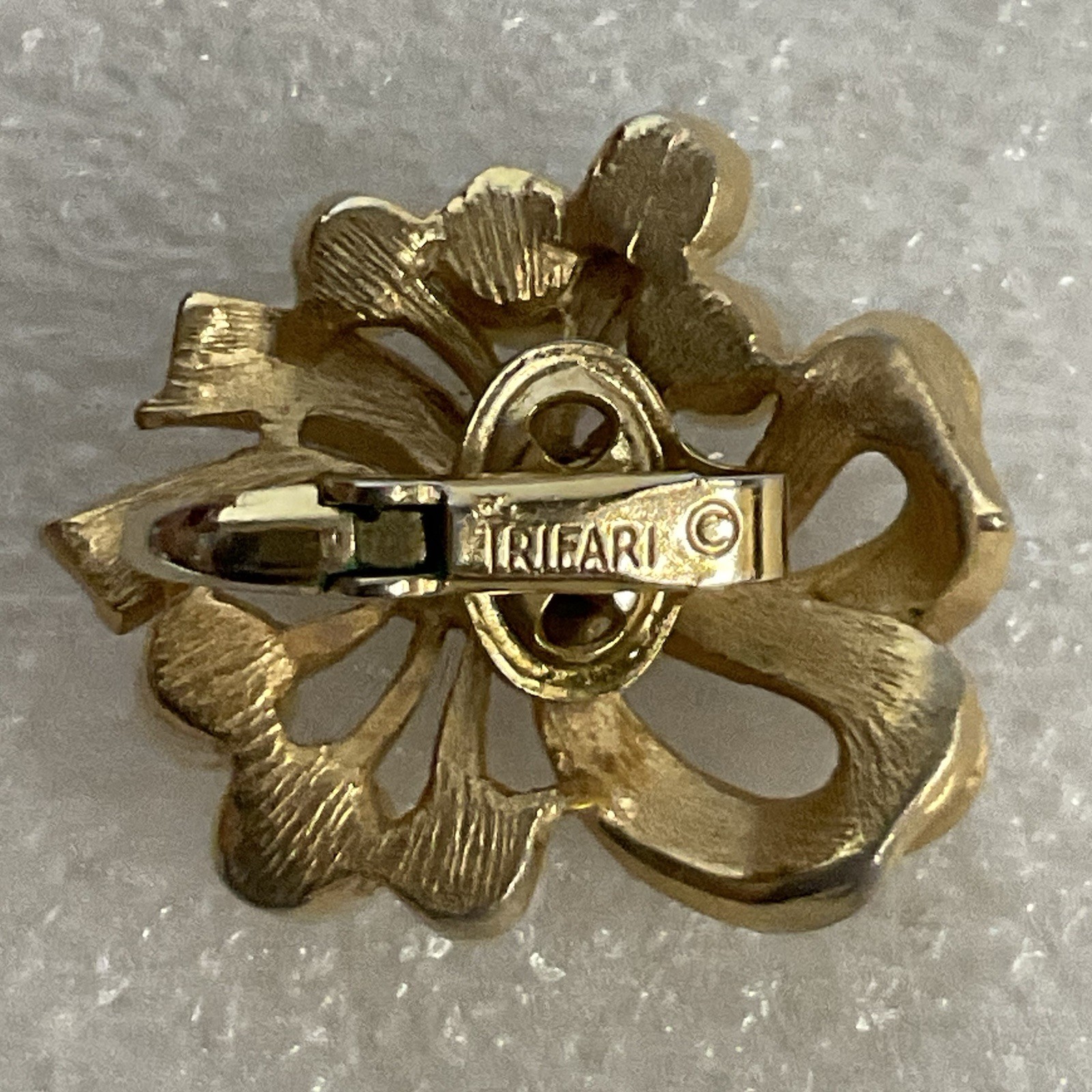 Vintage Trifari Faux Pearl Gold Bow Clip-On Earrings Signed Elegant Design - Image 5