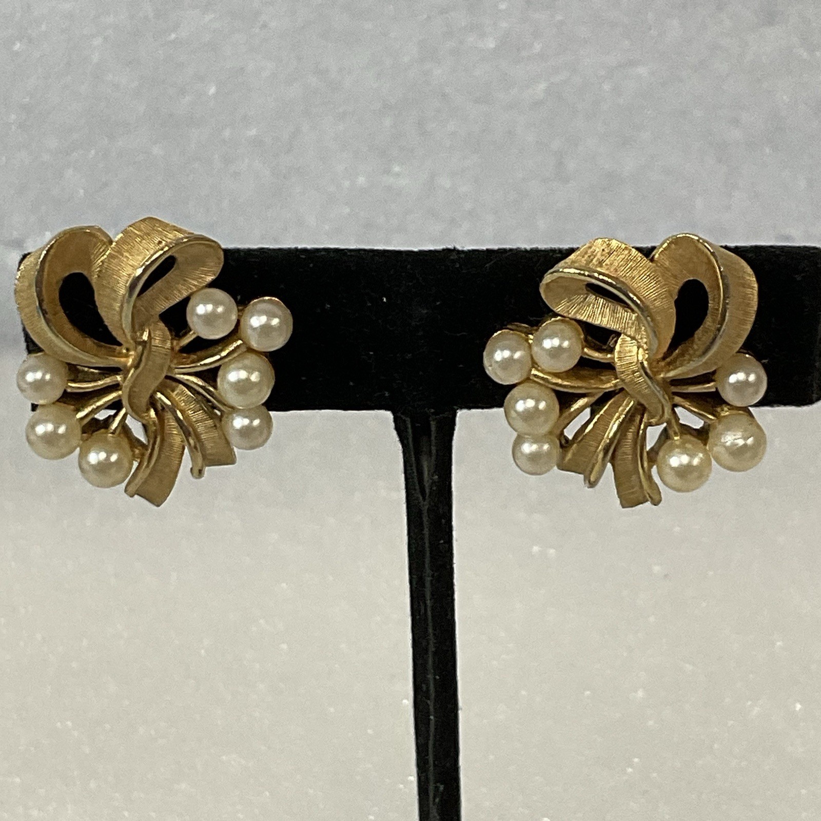 Vintage Trifari Faux Pearl Gold Bow Clip-On Earrings Signed Elegant Design - Image 11