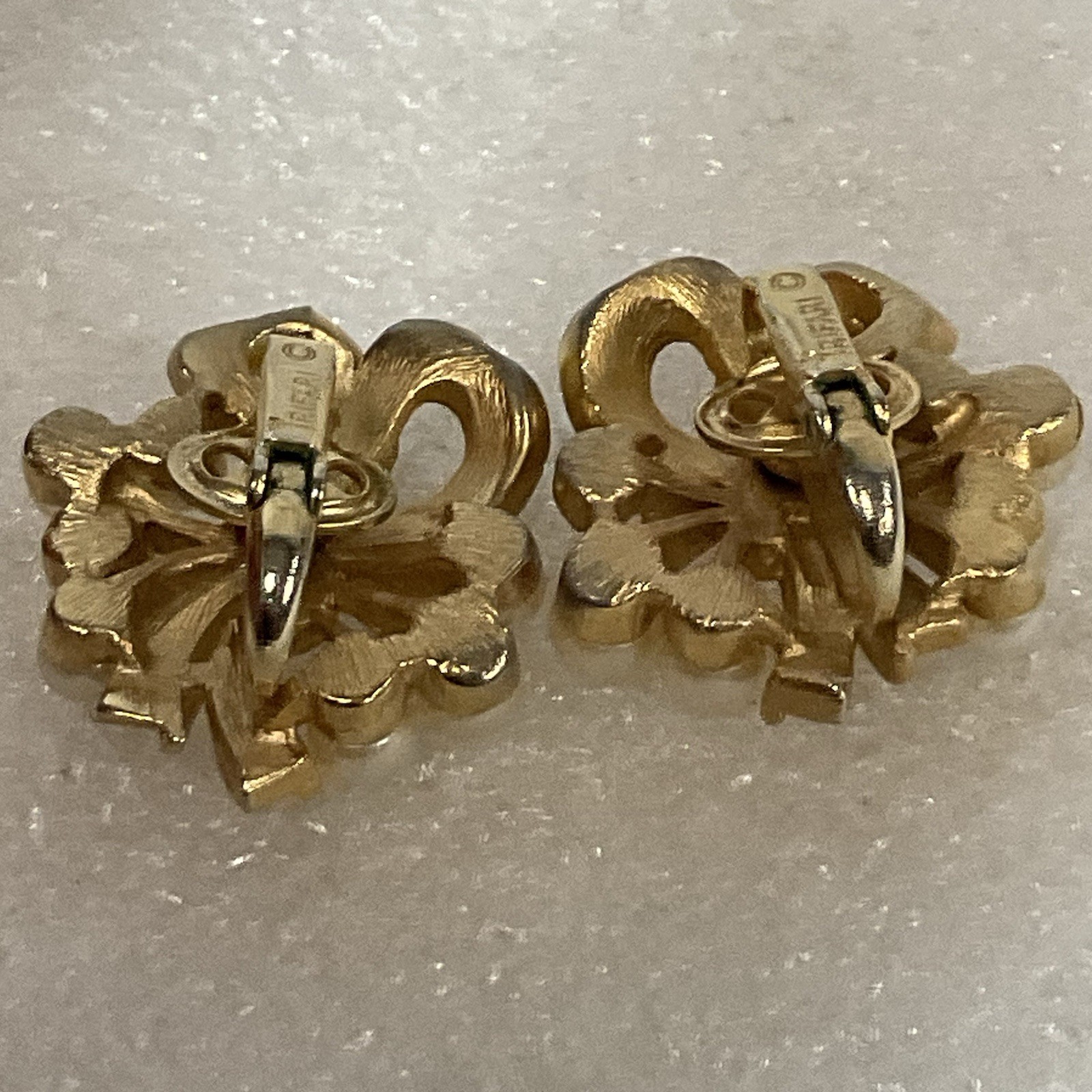 Vintage Trifari Faux Pearl Gold Bow Clip-On Earrings Signed Elegant Design - Image 10