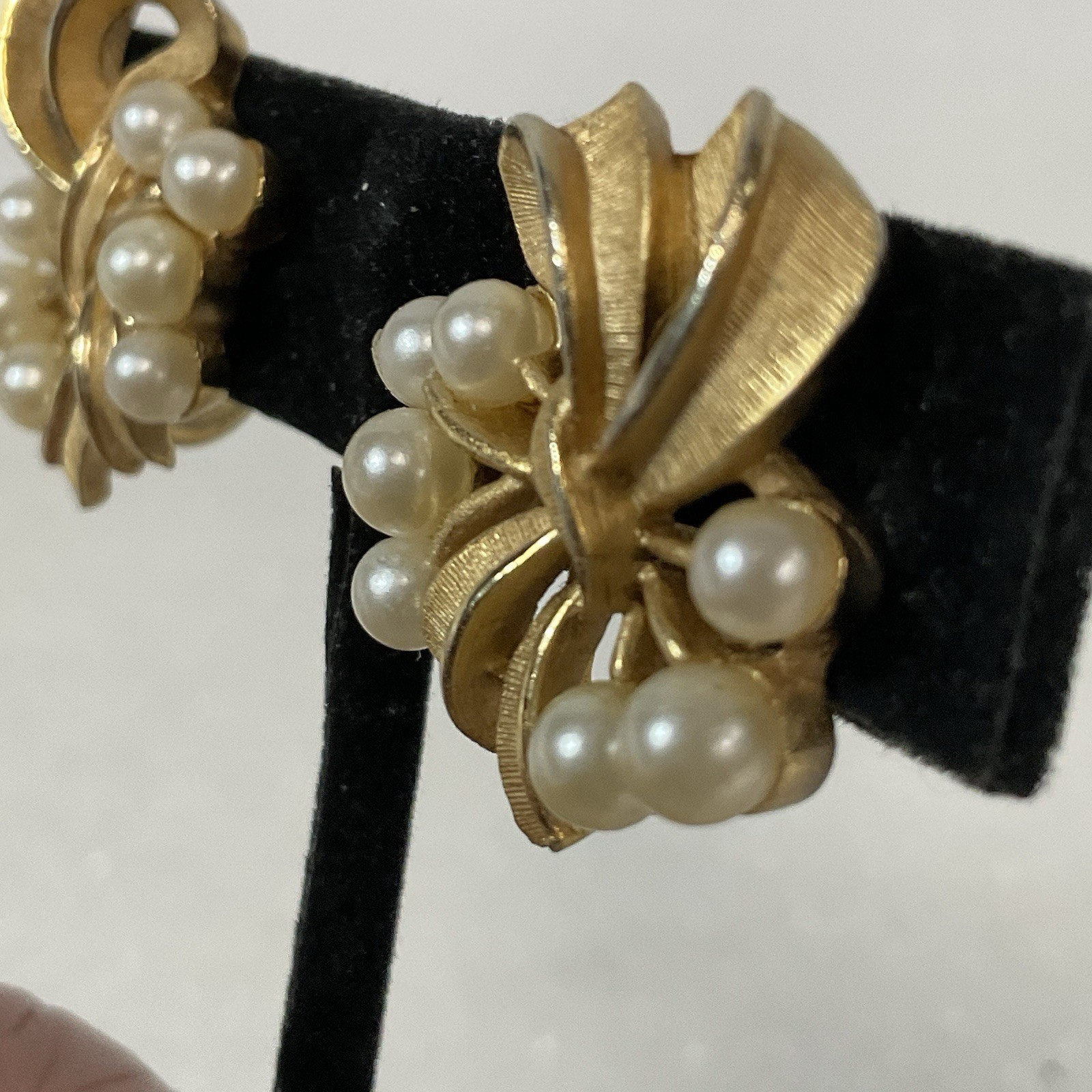 Vintage Trifari Faux Pearl Gold Bow Clip-On Earrings Signed Elegant Design - Image 12