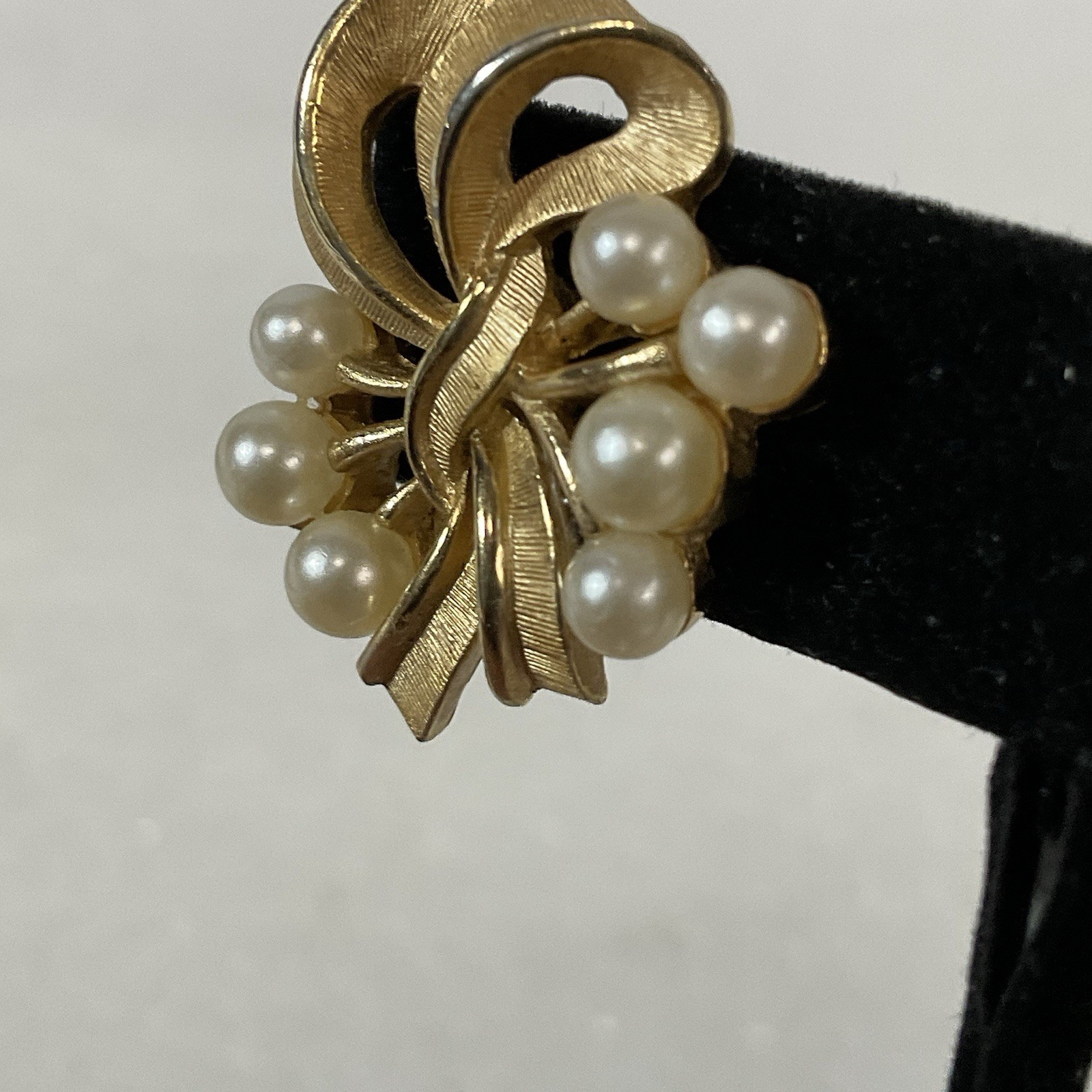 Vintage Trifari Faux Pearl Gold Bow Clip-On Earrings Signed Elegant Design - Image 13