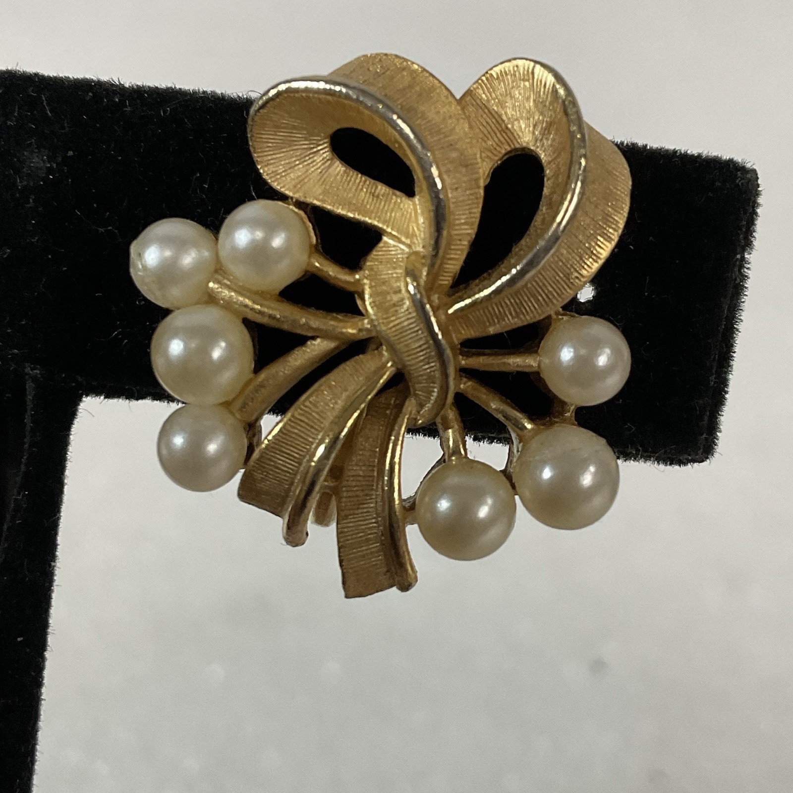 Vintage Trifari Faux Pearl Gold Bow Clip-On Earrings Signed Elegant Design - Image 14