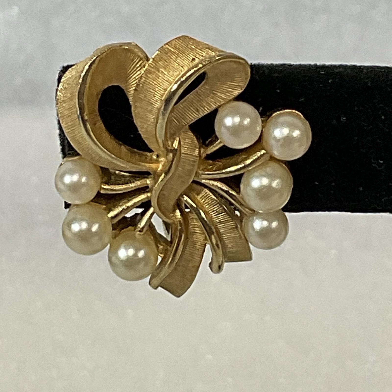 Vintage Trifari Faux Pearl Gold Bow Clip-On Earrings Signed Elegant Design - Image 15