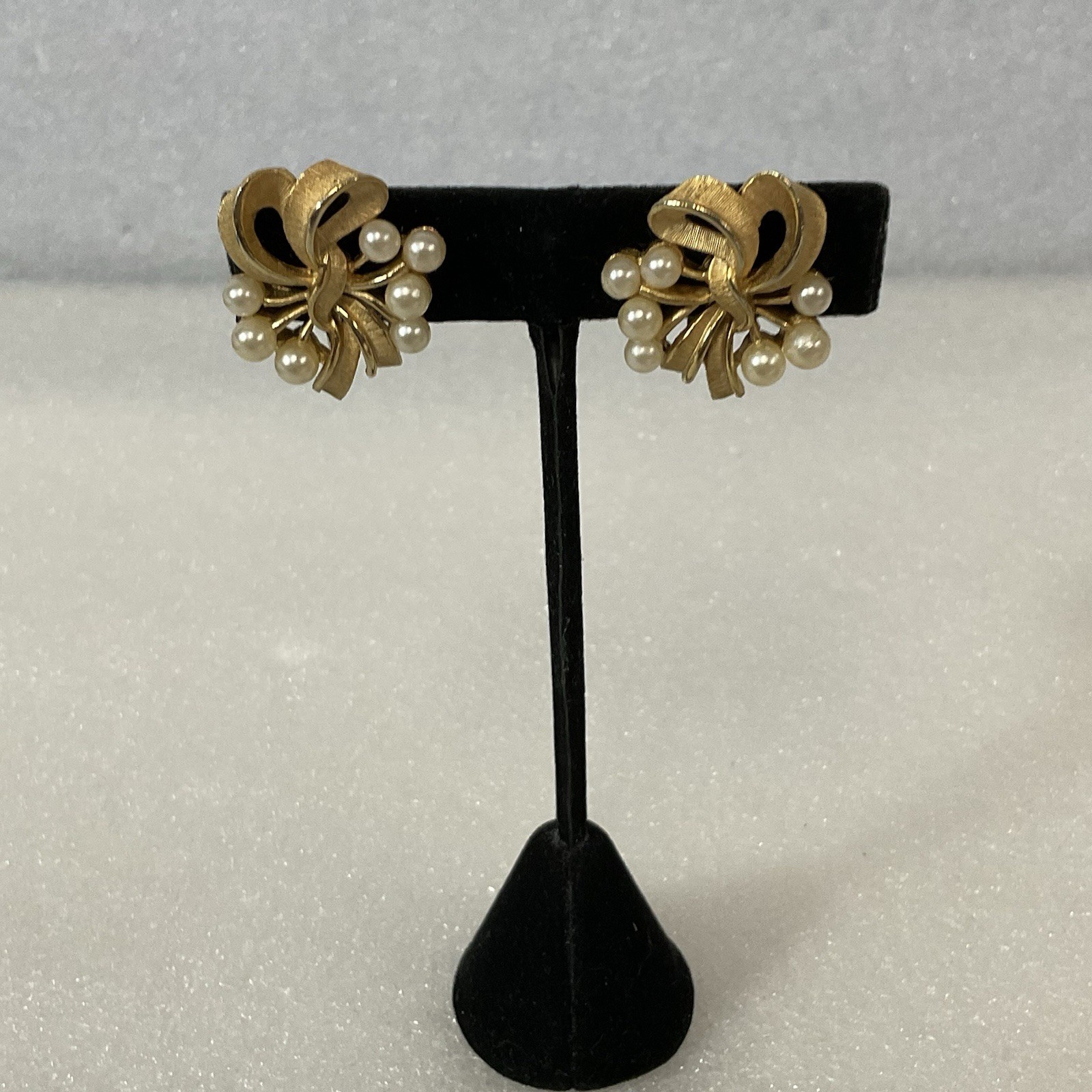 Vintage Trifari Faux Pearl Gold Bow Clip-On Earrings Signed Elegant Design - Image 16
