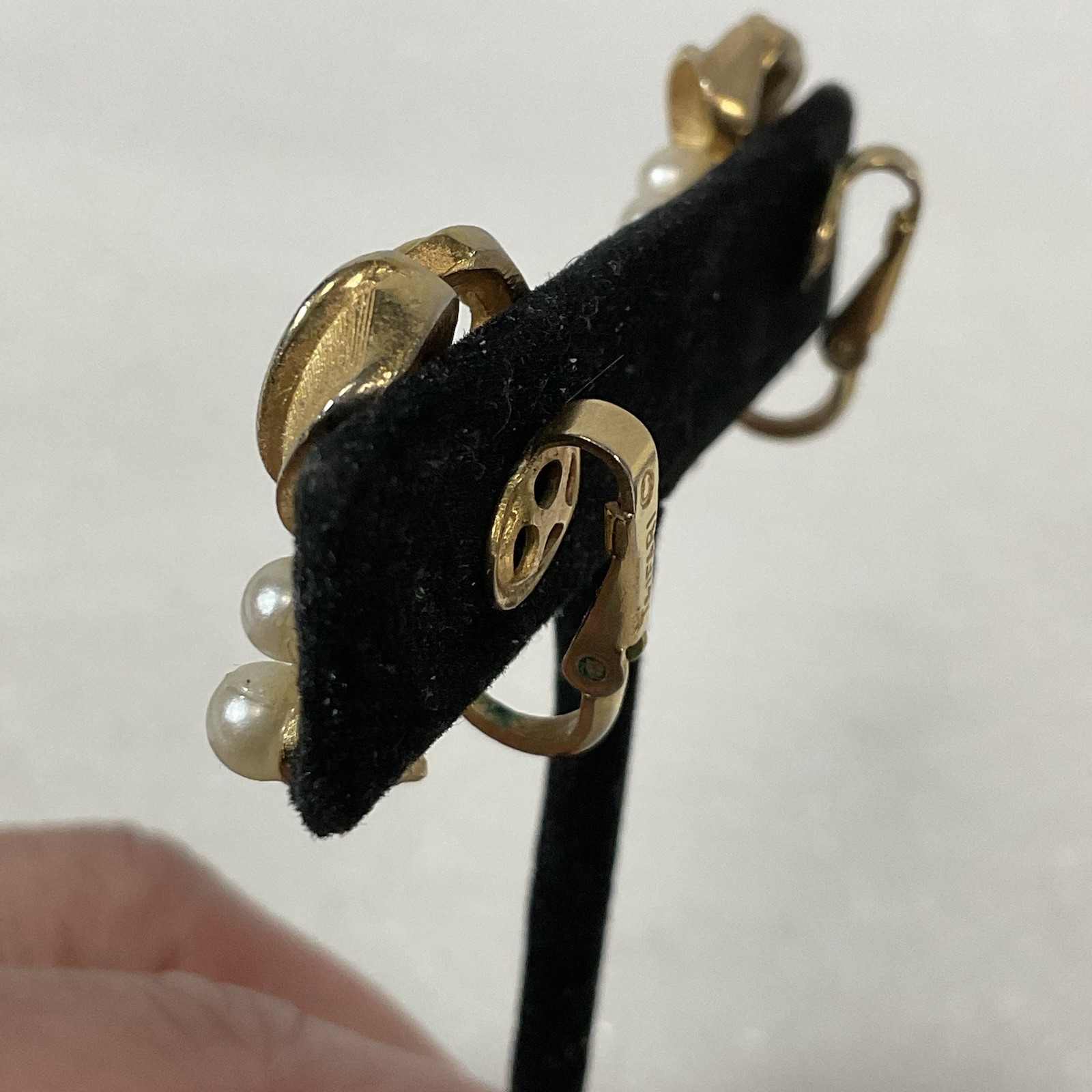Vintage Trifari Faux Pearl Gold Bow Clip-On Earrings Signed Elegant Design - Image 17