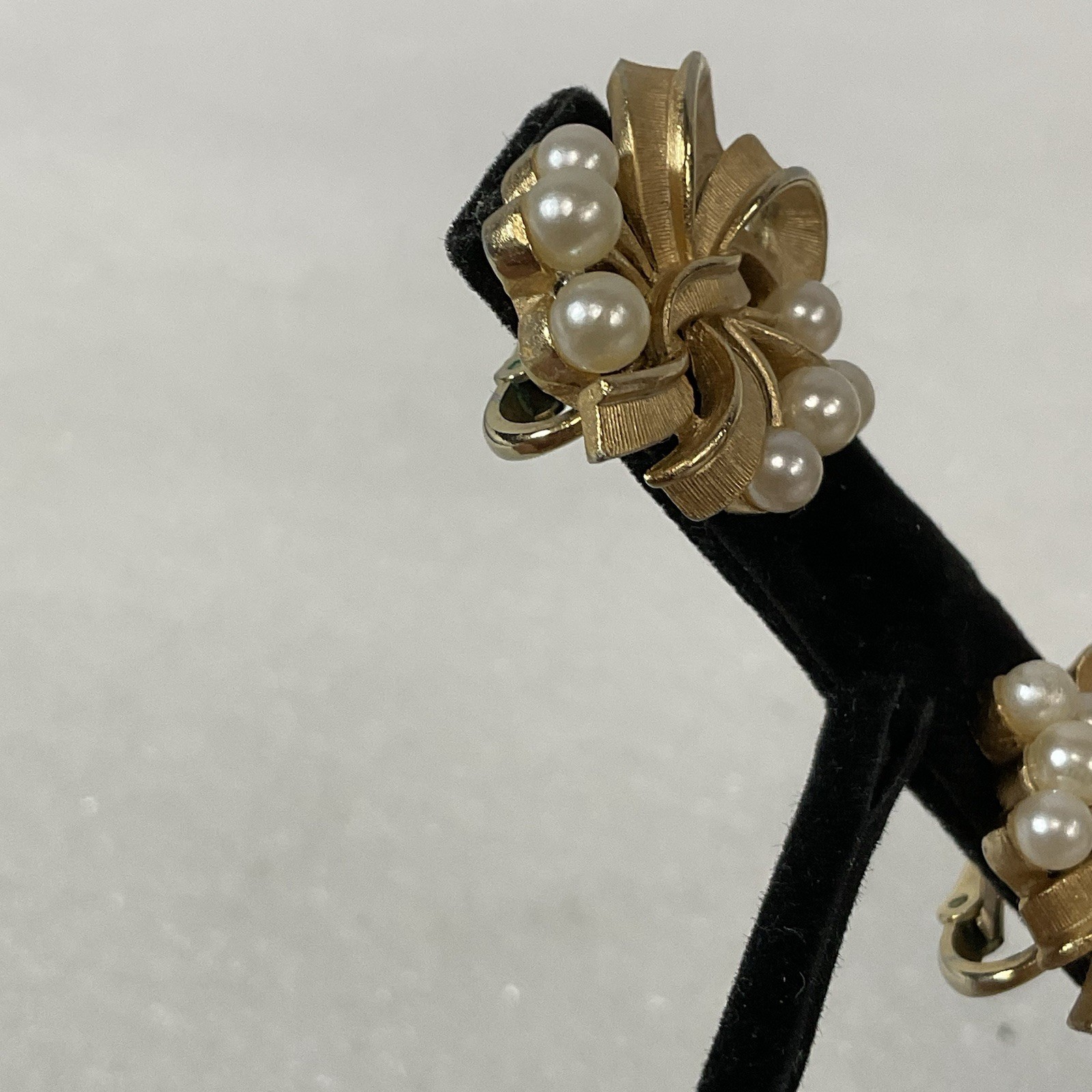 Vintage Trifari Faux Pearl Gold Bow Clip-On Earrings Signed Elegant Design - Image 18