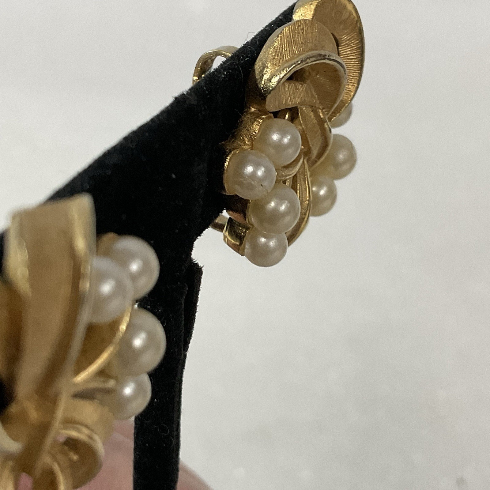Vintage Trifari Faux Pearl Gold Bow Clip-On Earrings Signed Elegant Design - Image 19