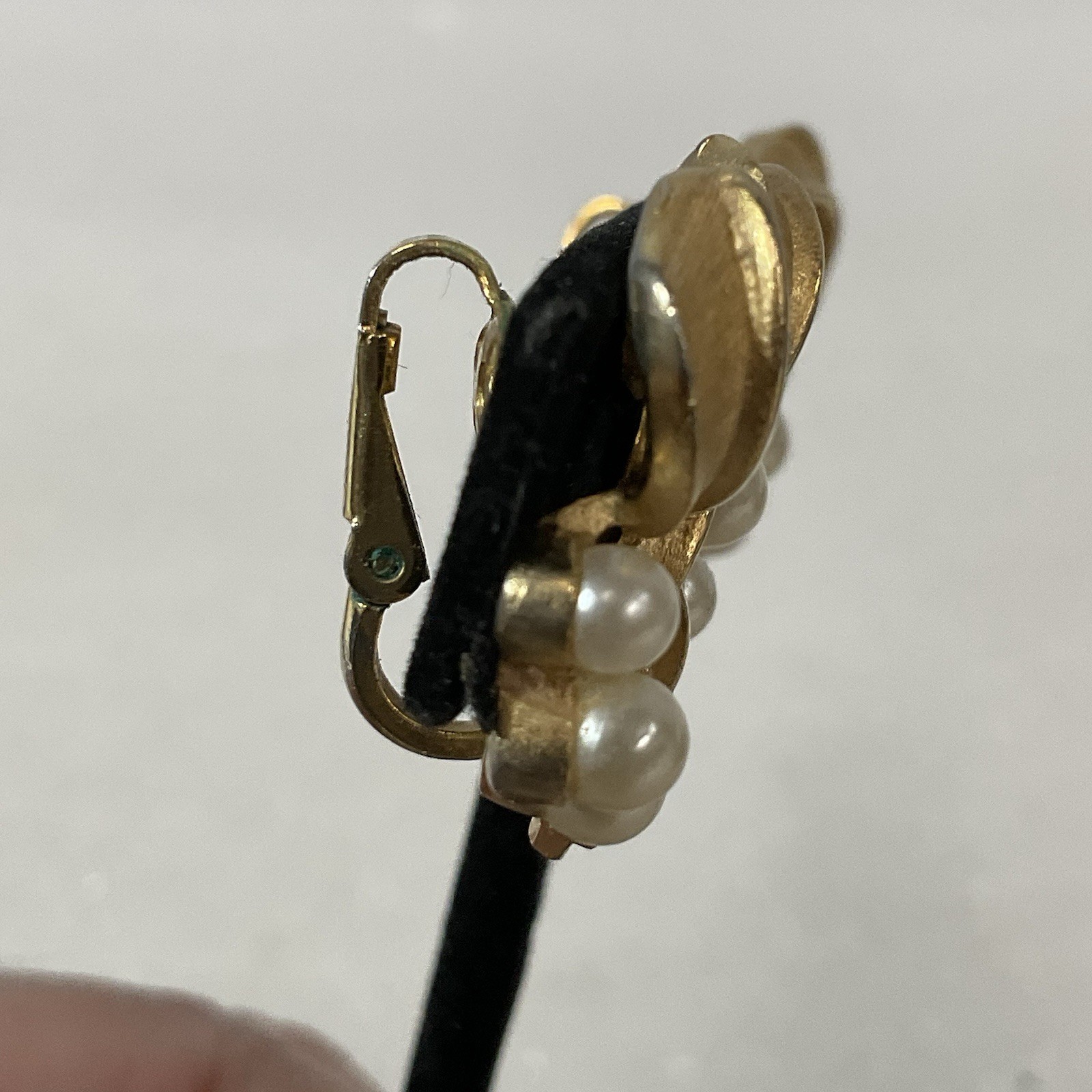 Vintage Trifari Faux Pearl Gold Bow Clip-On Earrings Signed Elegant Design - Image 20