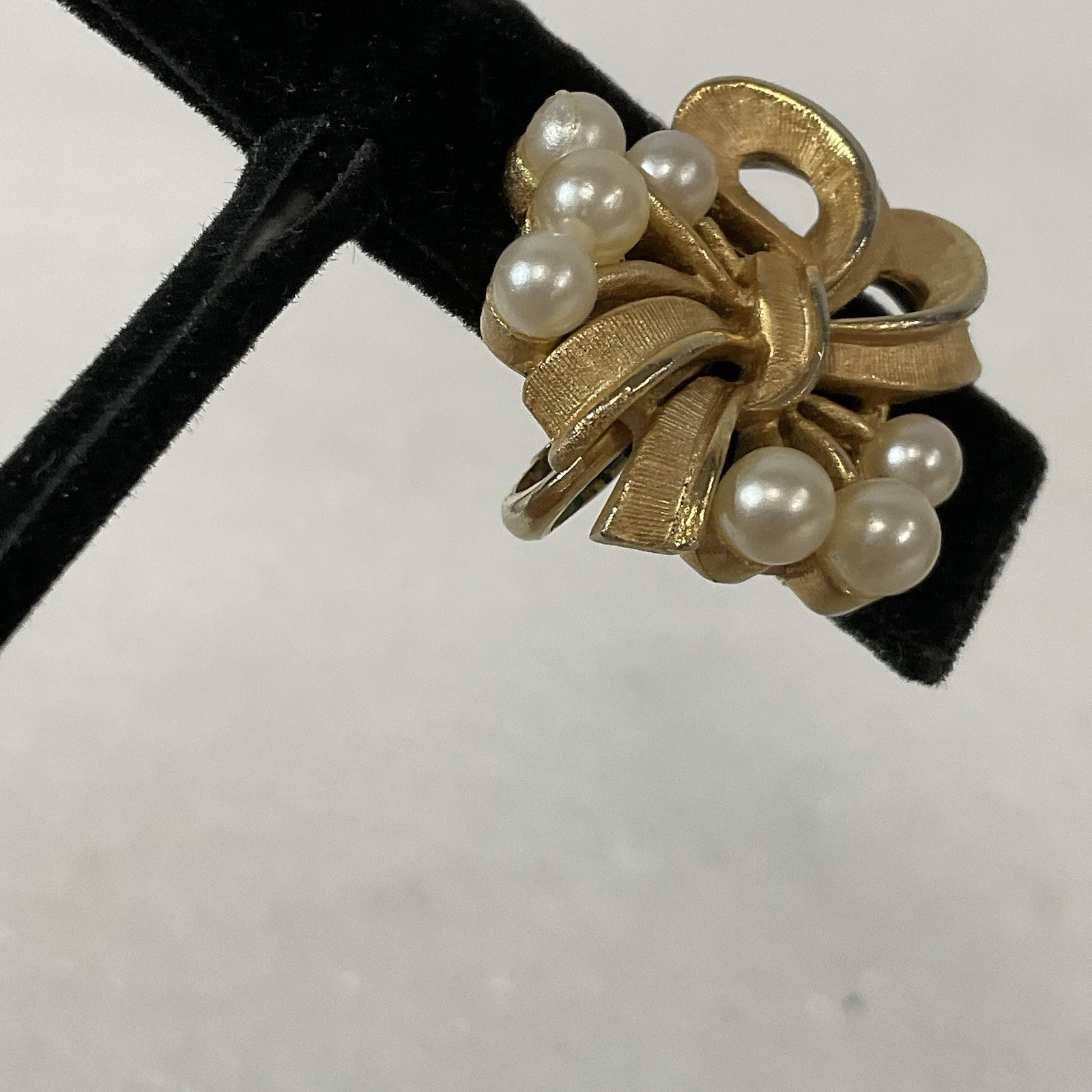 Vintage Trifari Faux Pearl Gold Bow Clip-On Earrings Signed Elegant Design - Image 23
